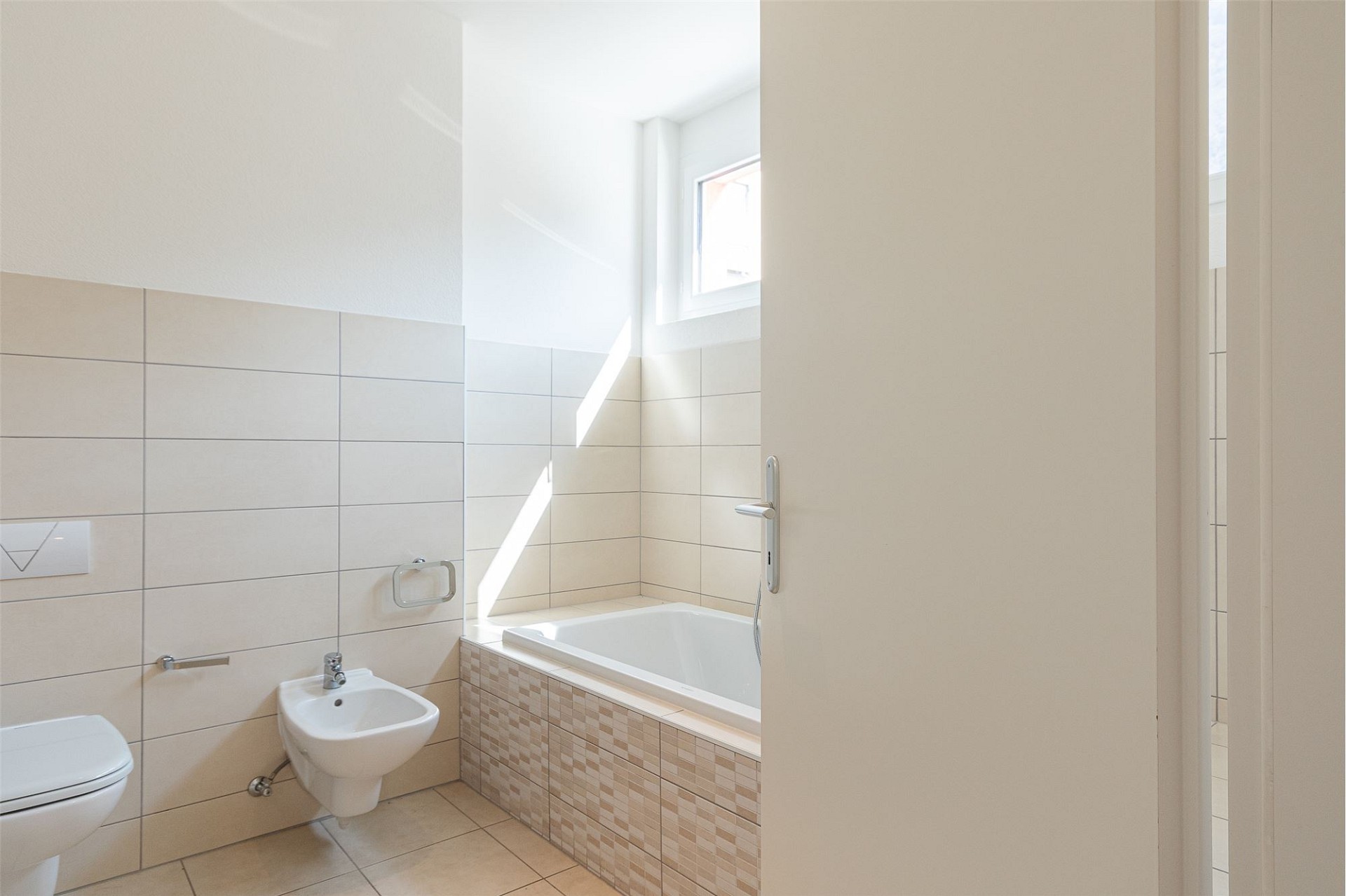 Helles Badezimmer mit Badewanne und Bidet