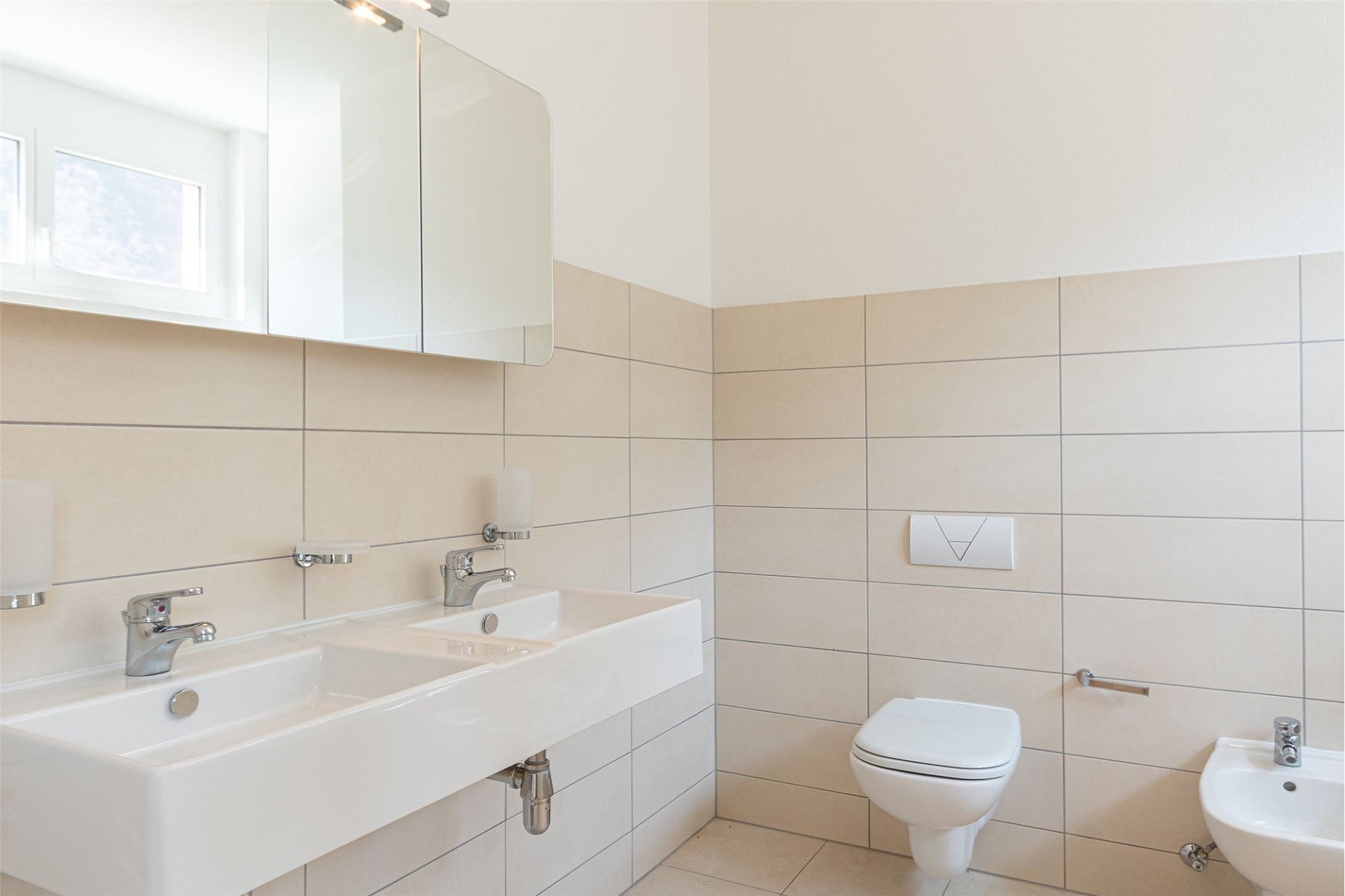 Modernes Badezimmer mit Doppelwaschbecken und WC