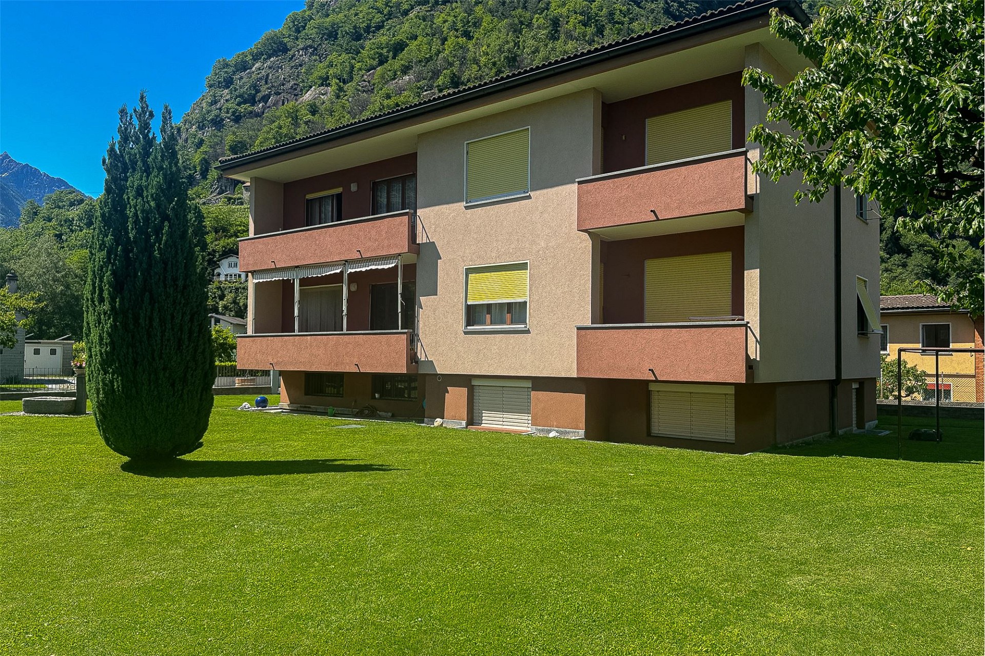Mehrfamilienhaus mit Balkon und Garten