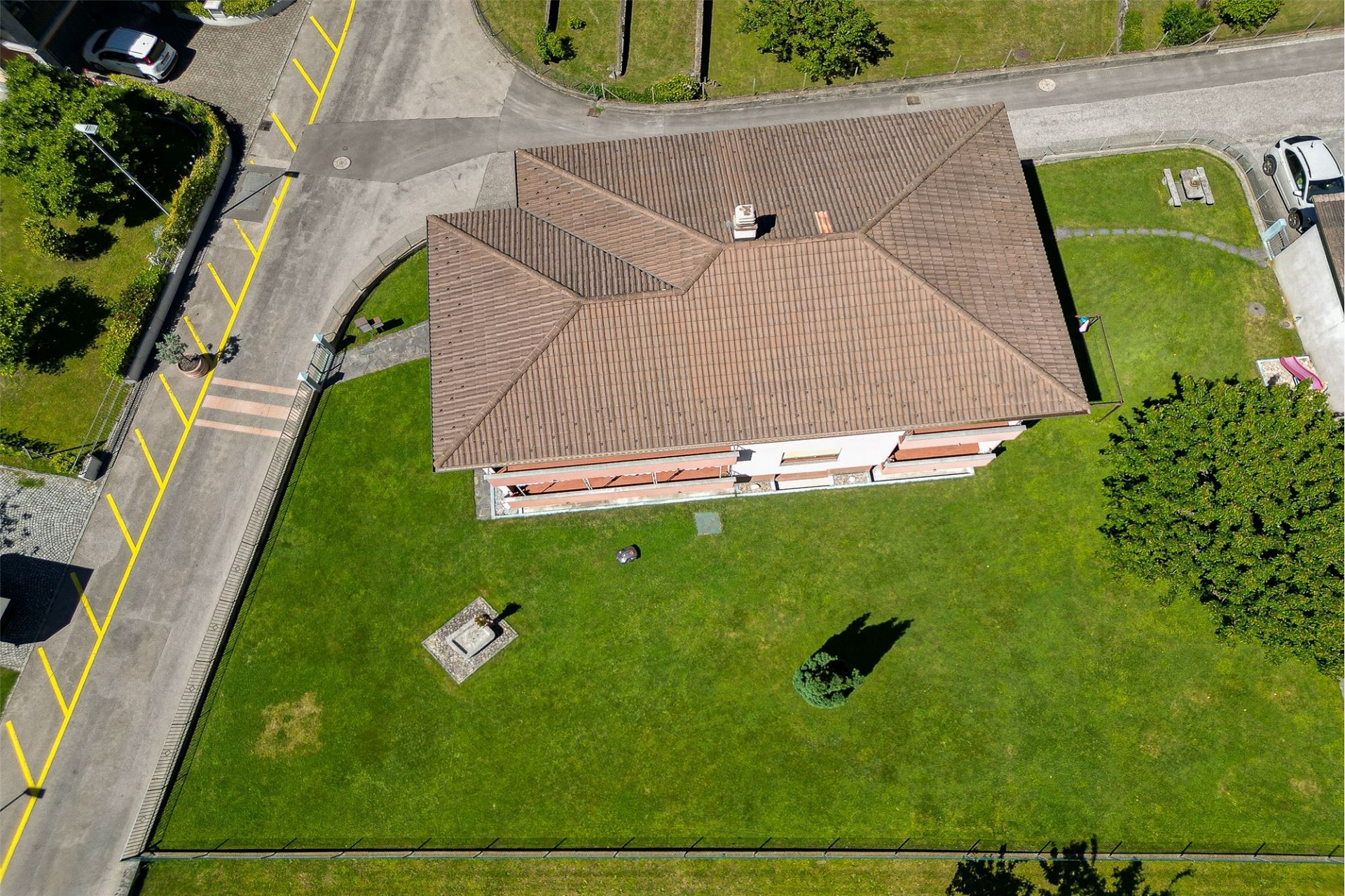 Luftaufnahme eines Wohnhauses mit großem Garten