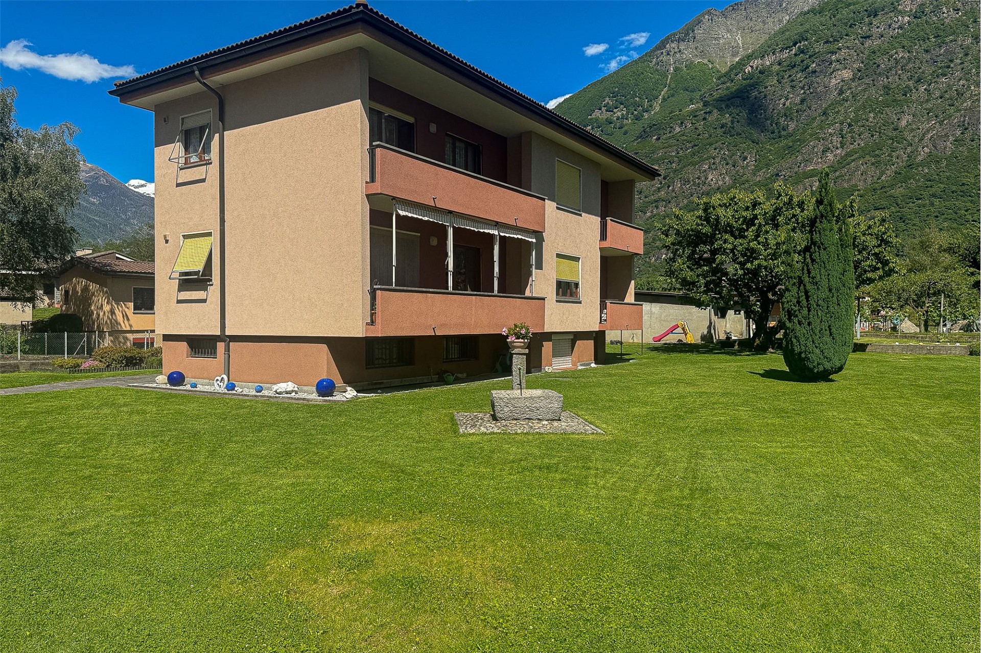 Mehrfamilienhaus mit Bergblick