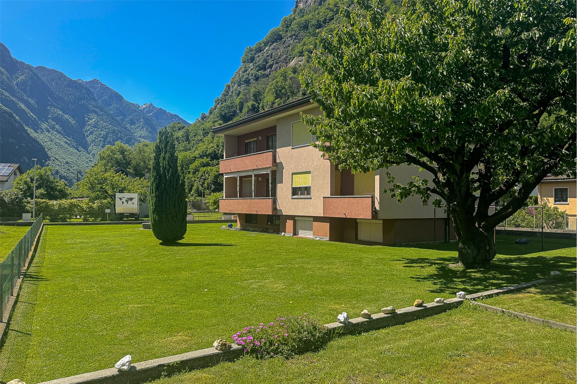 Wohnhaus mit großem Garten und Bergpanorama