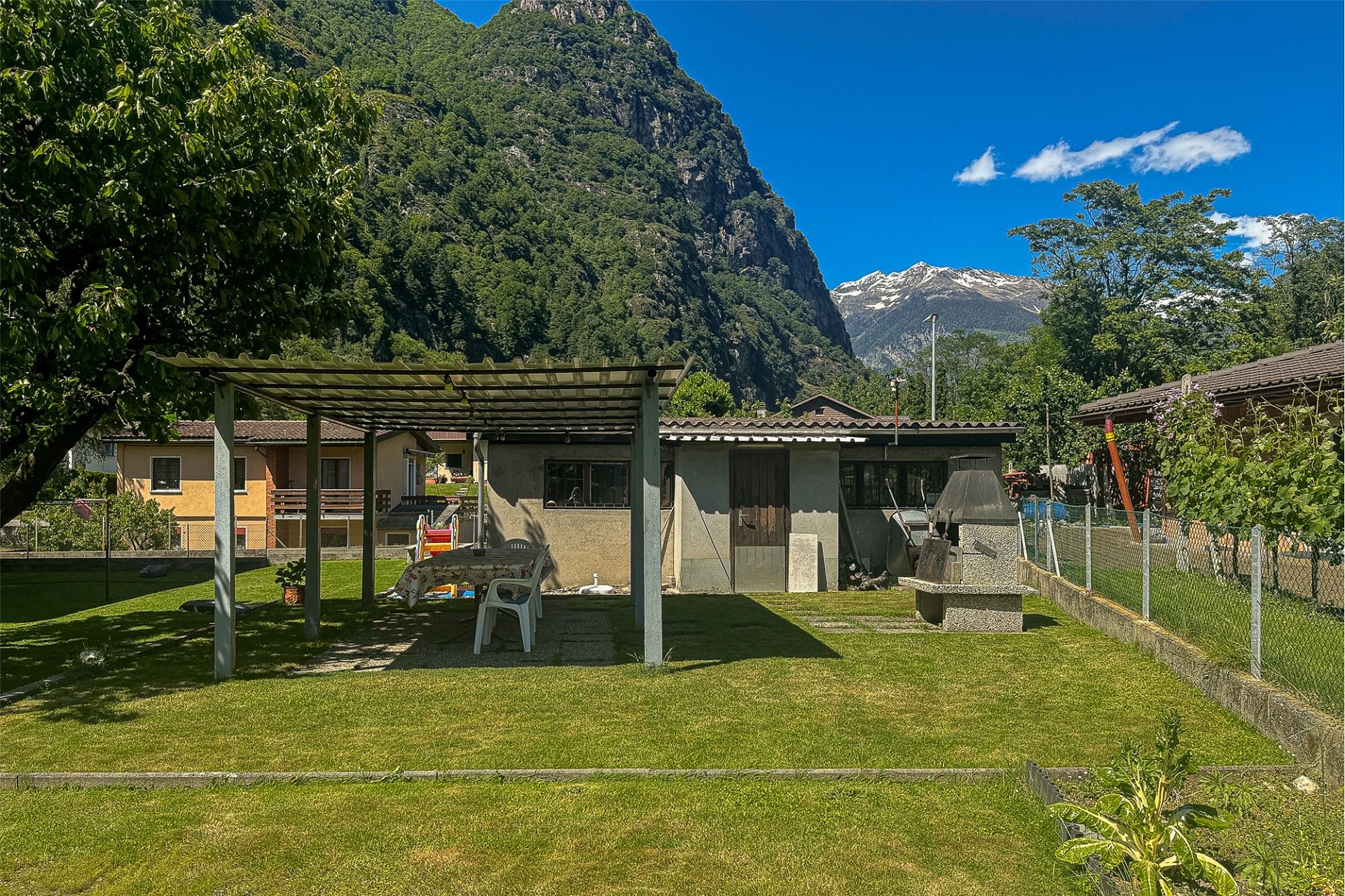 Garten mit Pergola und Bergblick