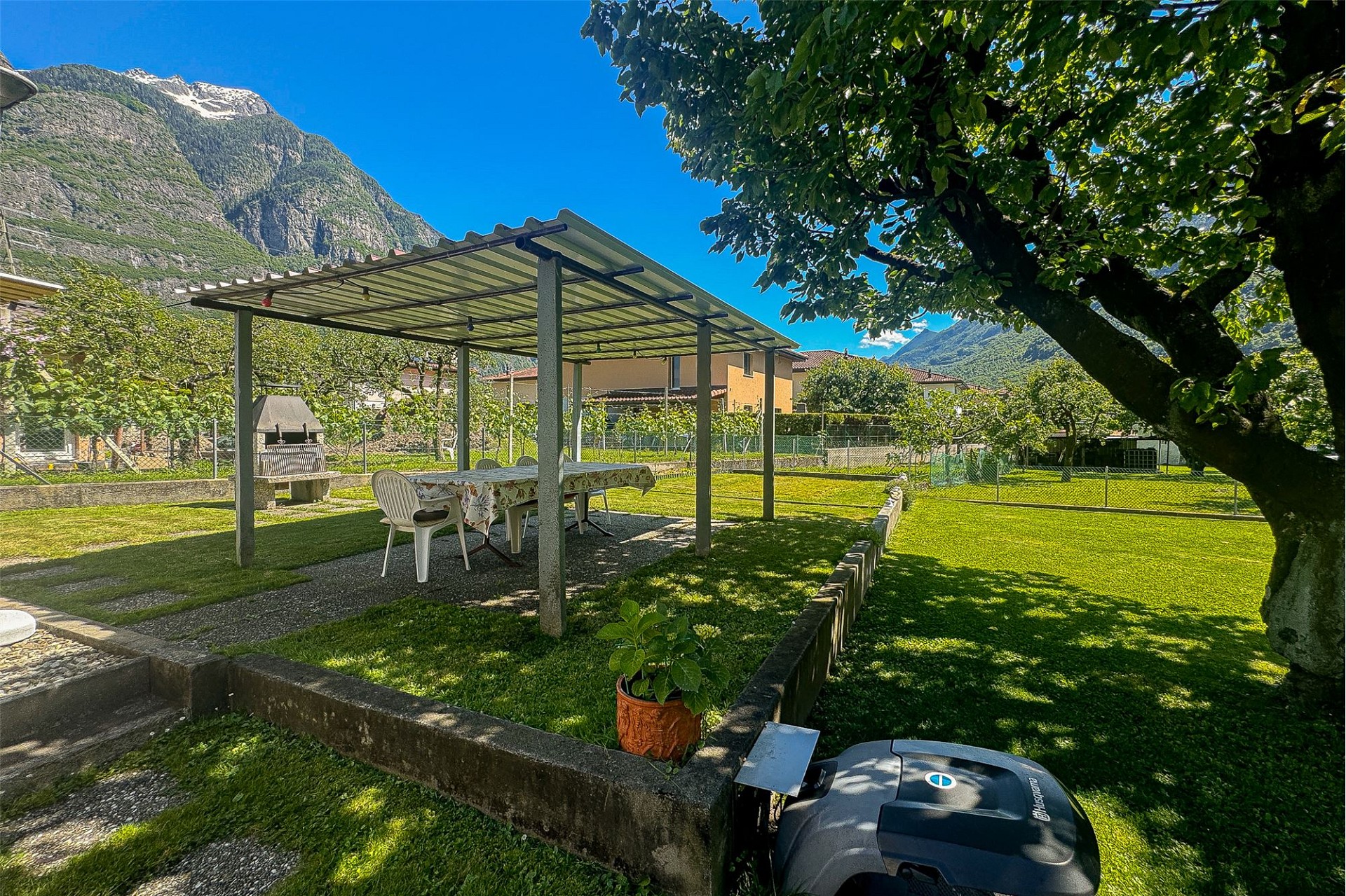 Garten mit Pergola und Bergblick