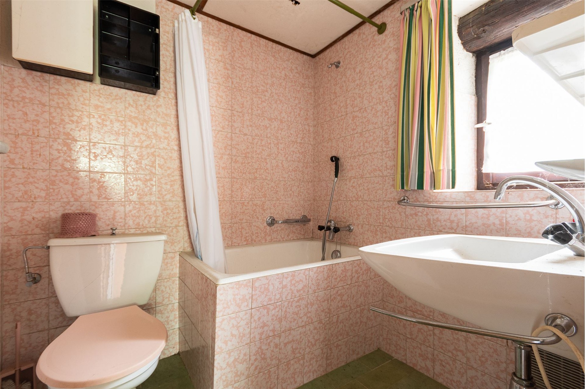 Badezimmer mit Badewanne und WC