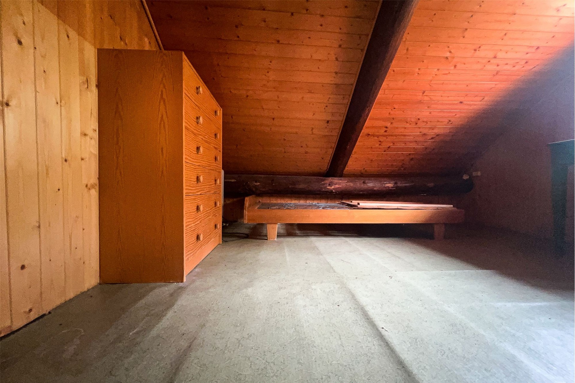 Dachboden mit Holzausbau und Bett