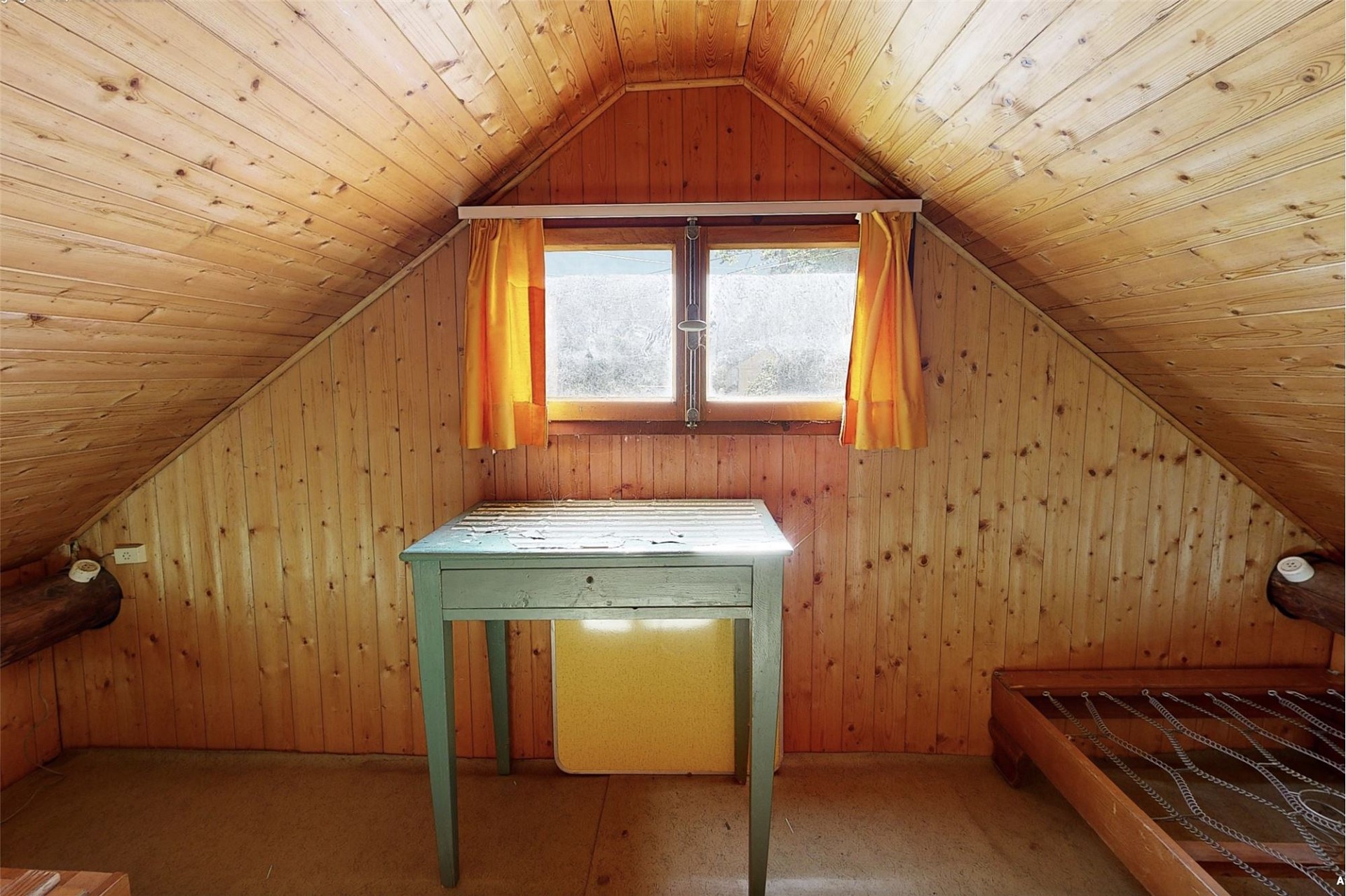 Dachgeschosszimmer in Holzoptik