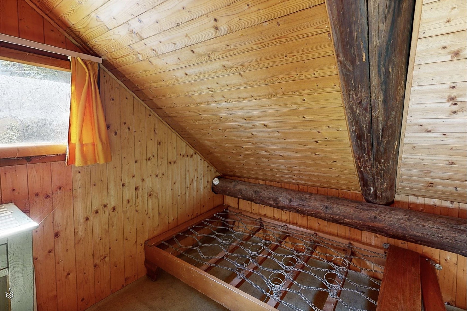 Dachgeschoss-Schlafbereich in Holzoptik
