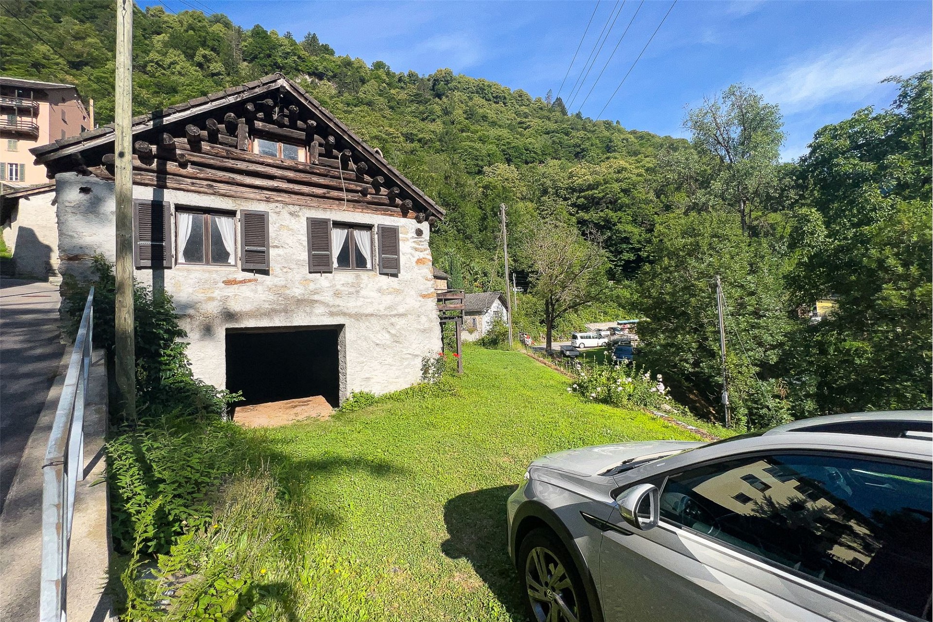 Rustikales Haus im Grünen