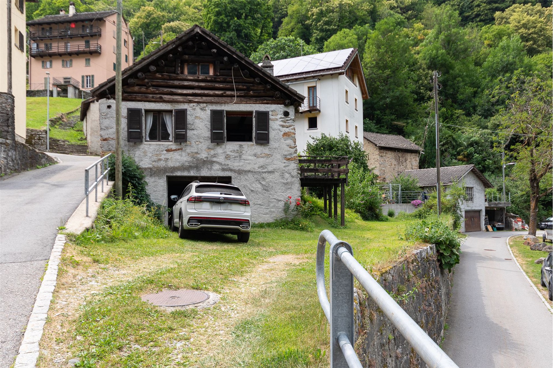 Altes Berg- bzw. Dorfhaus mit Garage an Hanglage