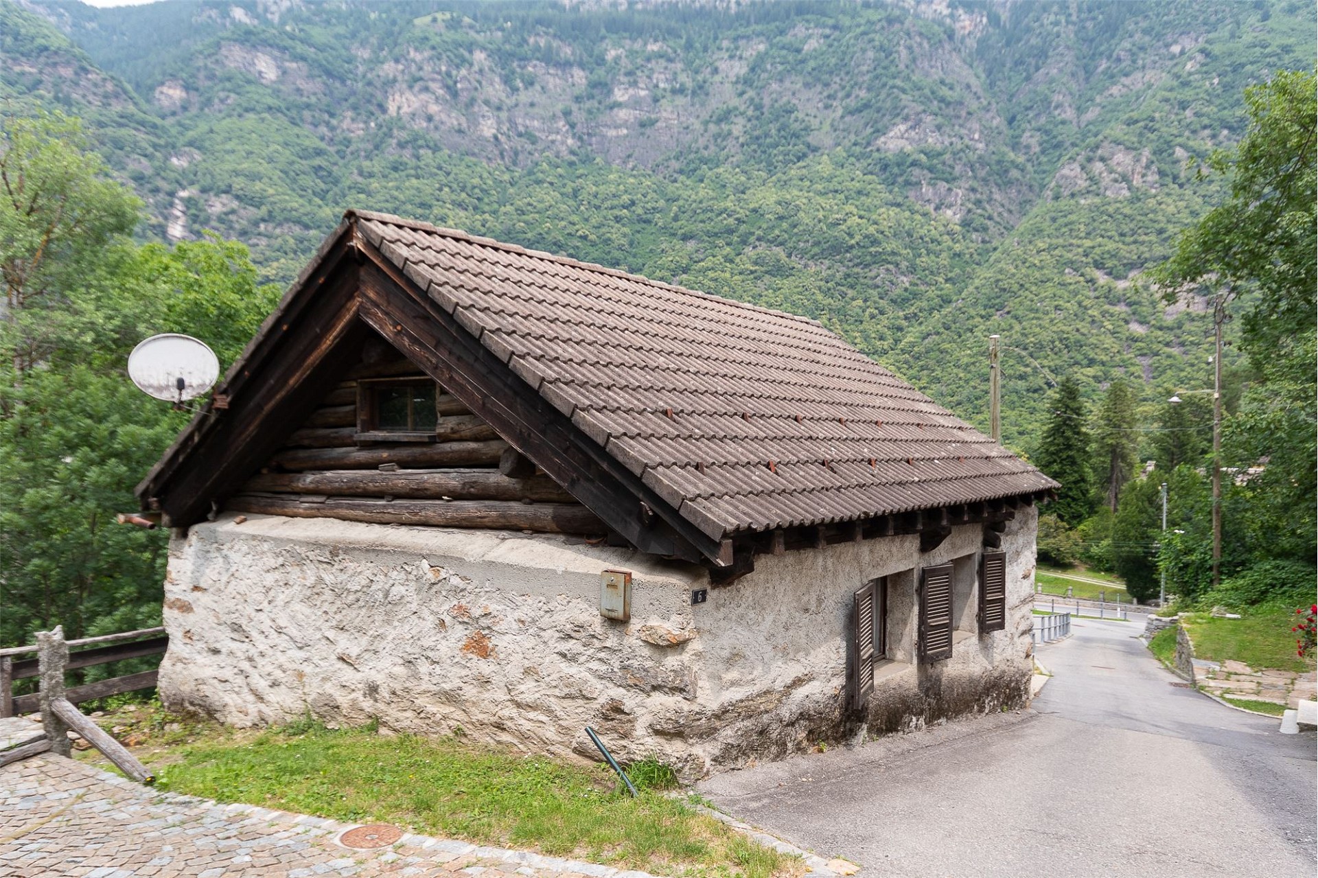 Berghaus im alpinen Umfeld