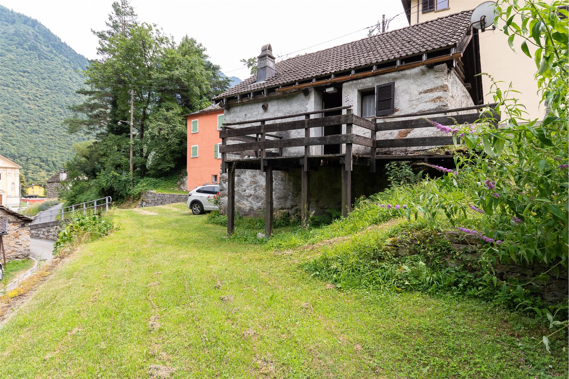 Ländliches Haus mit Garten und Holzterrasse