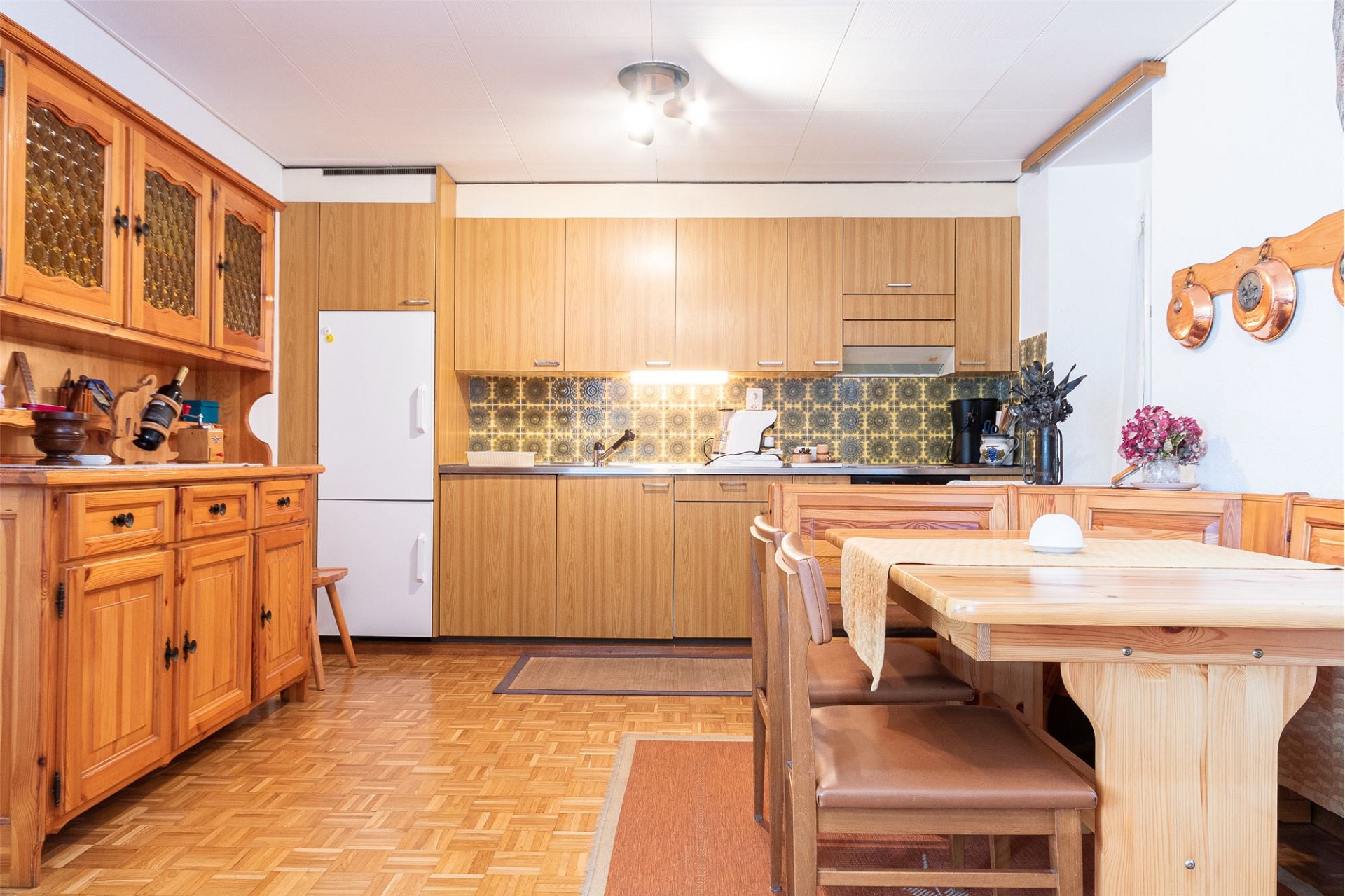 Gemütliche Wohnküche mit Holzfronten