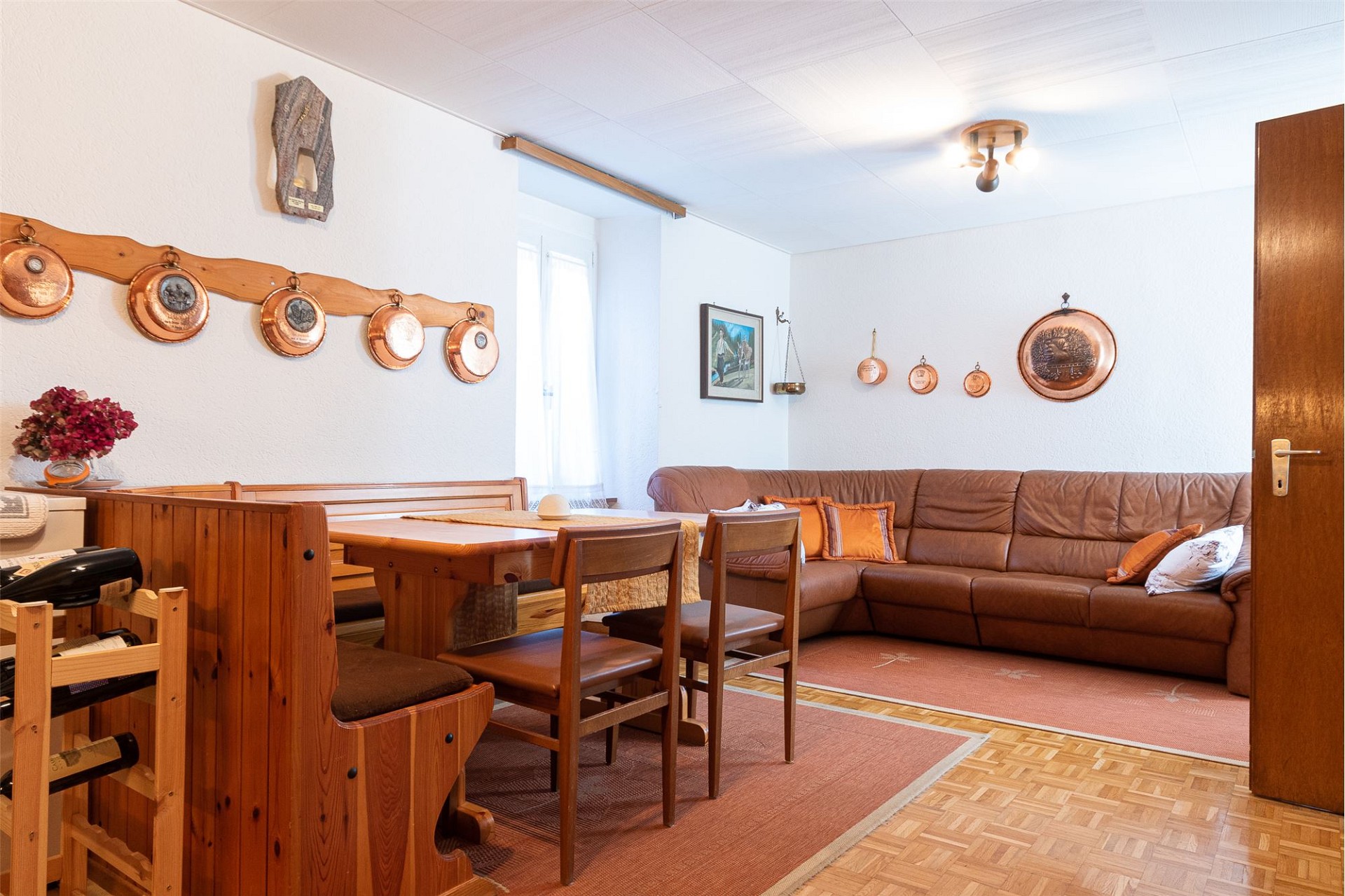 Wohnzimmer mit Essbereich und Sitzgruppe