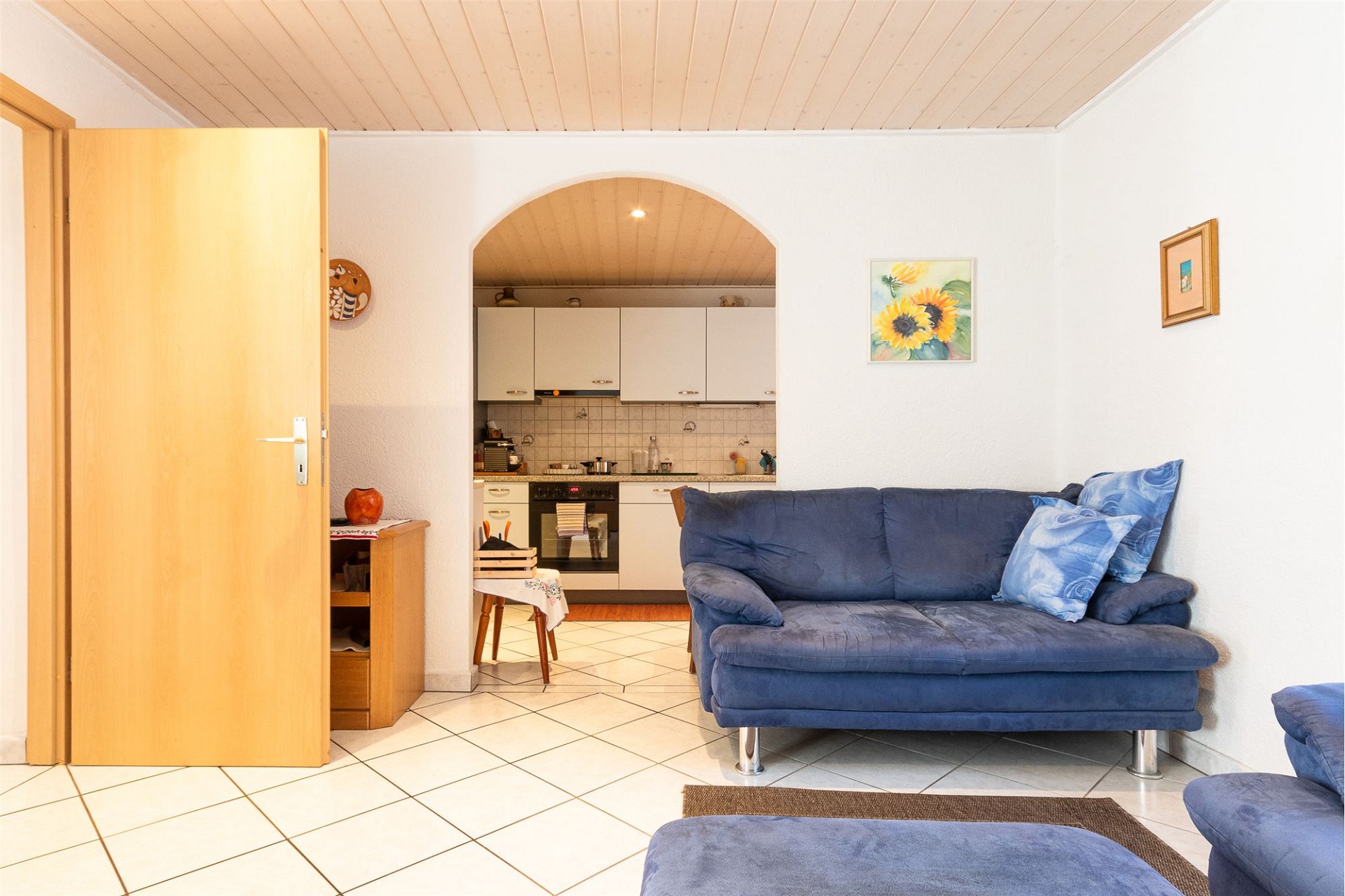 Wohnzimmer mit angrenzender Küche