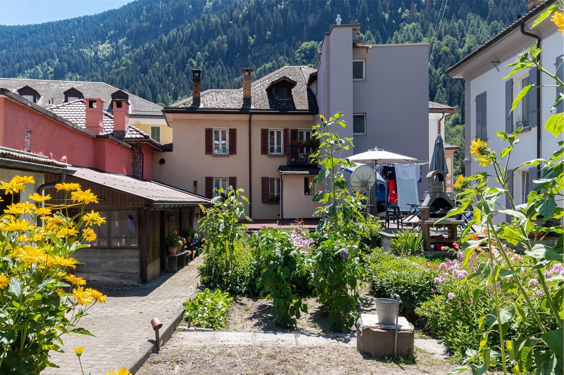 Garten mit alpenländischem Wohnumfeld