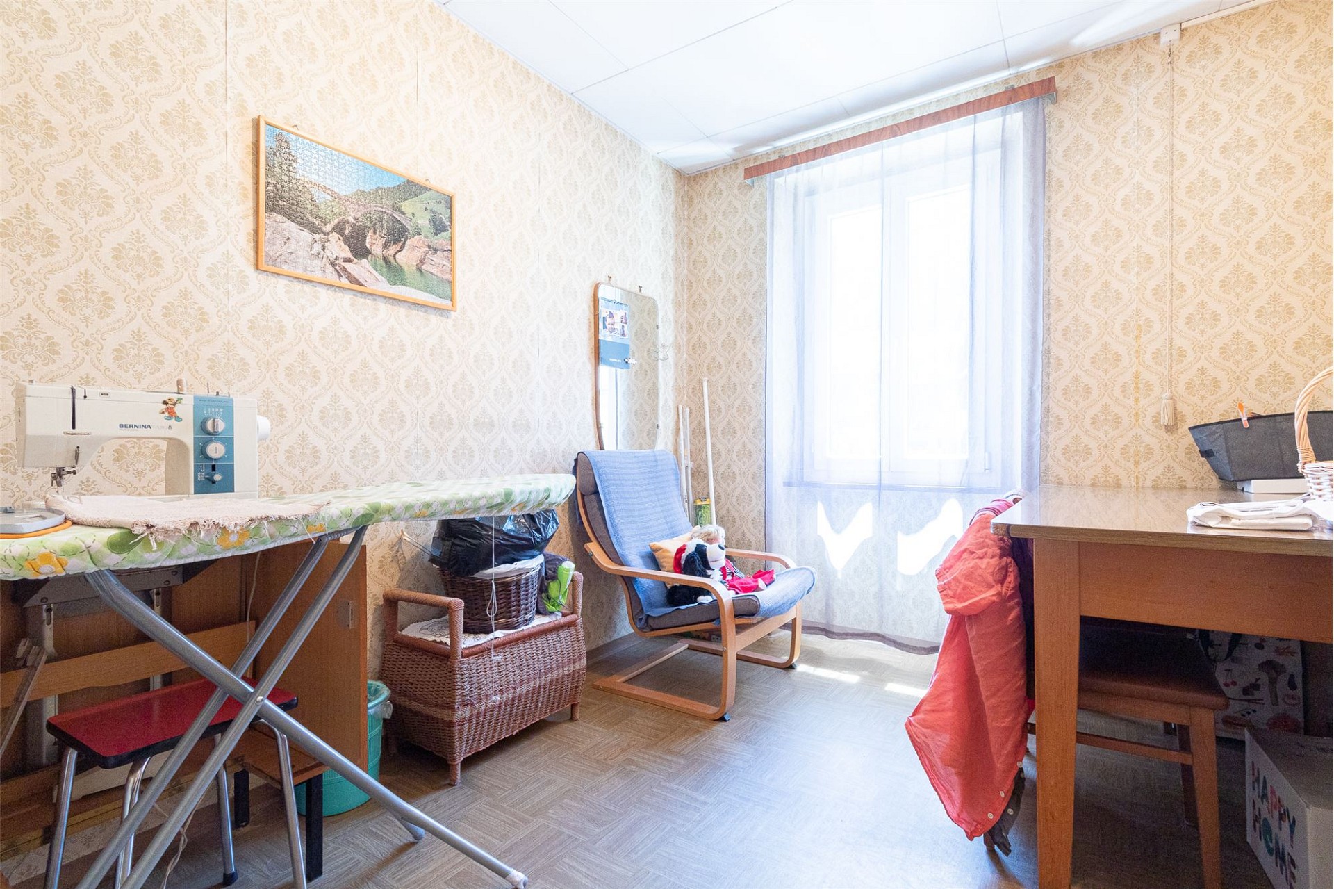Näh- bzw. Arbeitszimmer mit Fenster