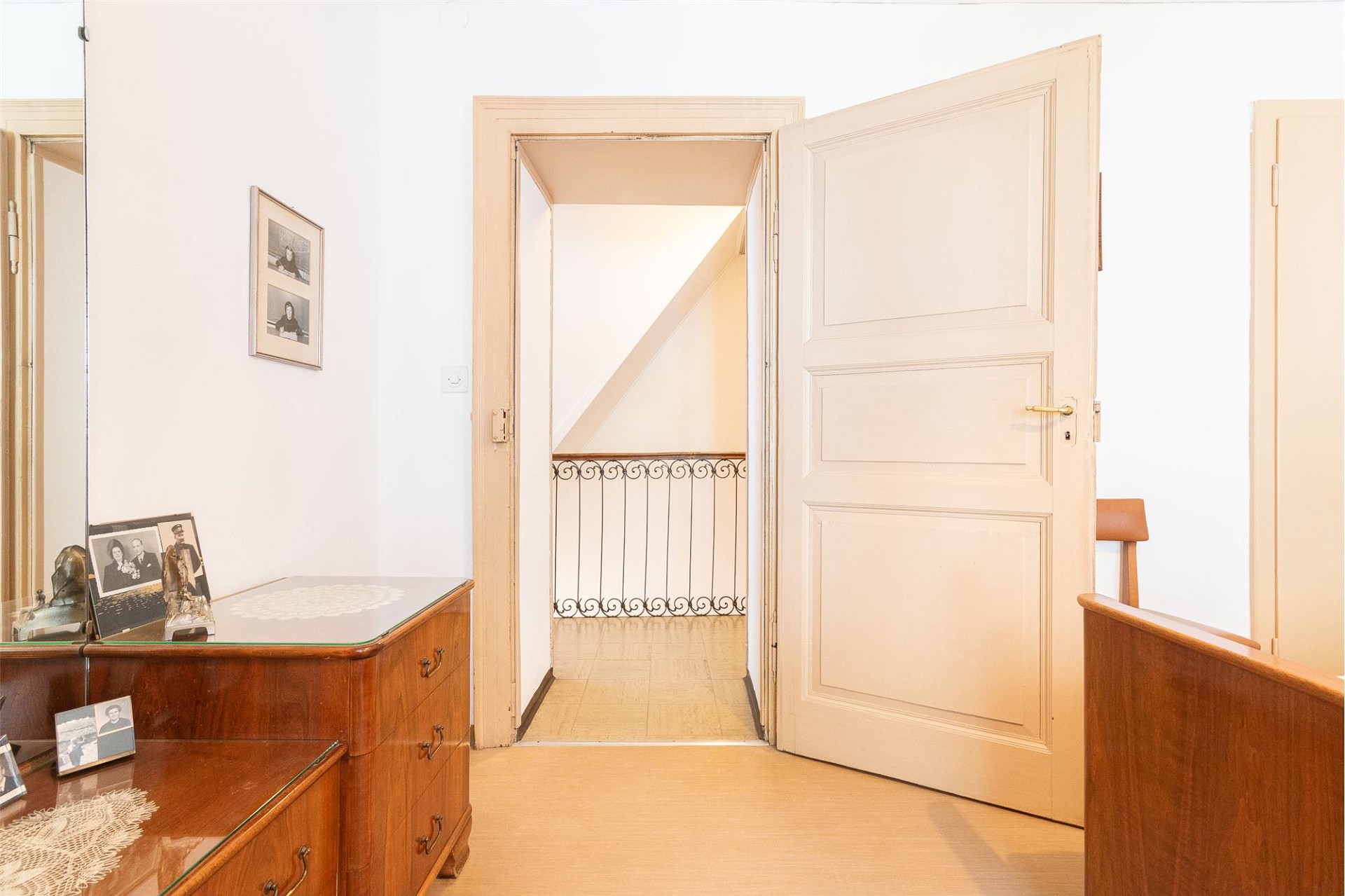 Heller Altbau-Flur mit offen stehenden Türen