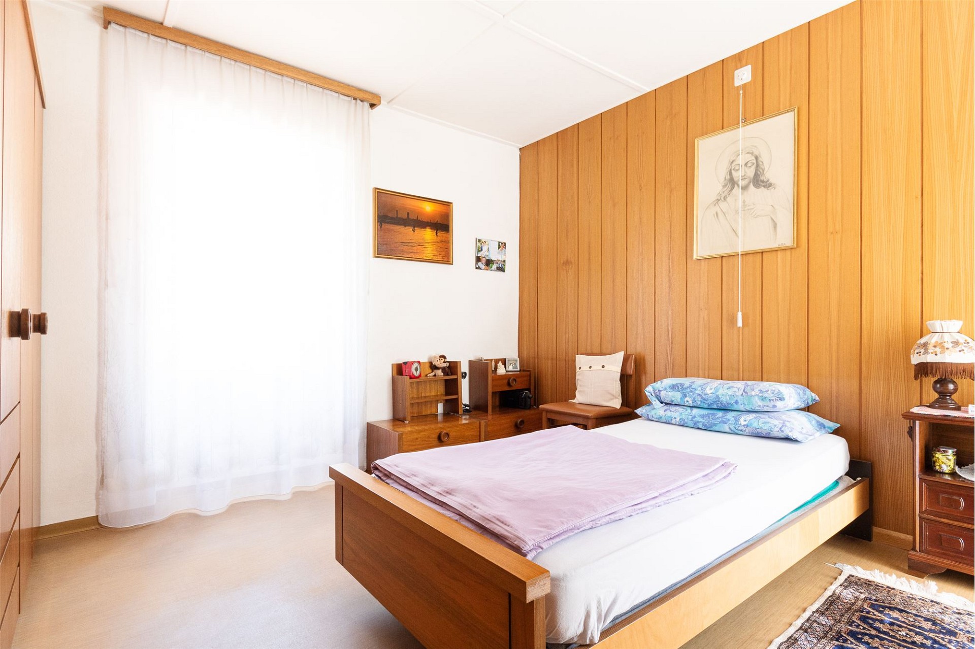 Helles Schlafzimmer mit Holzpaneelwand