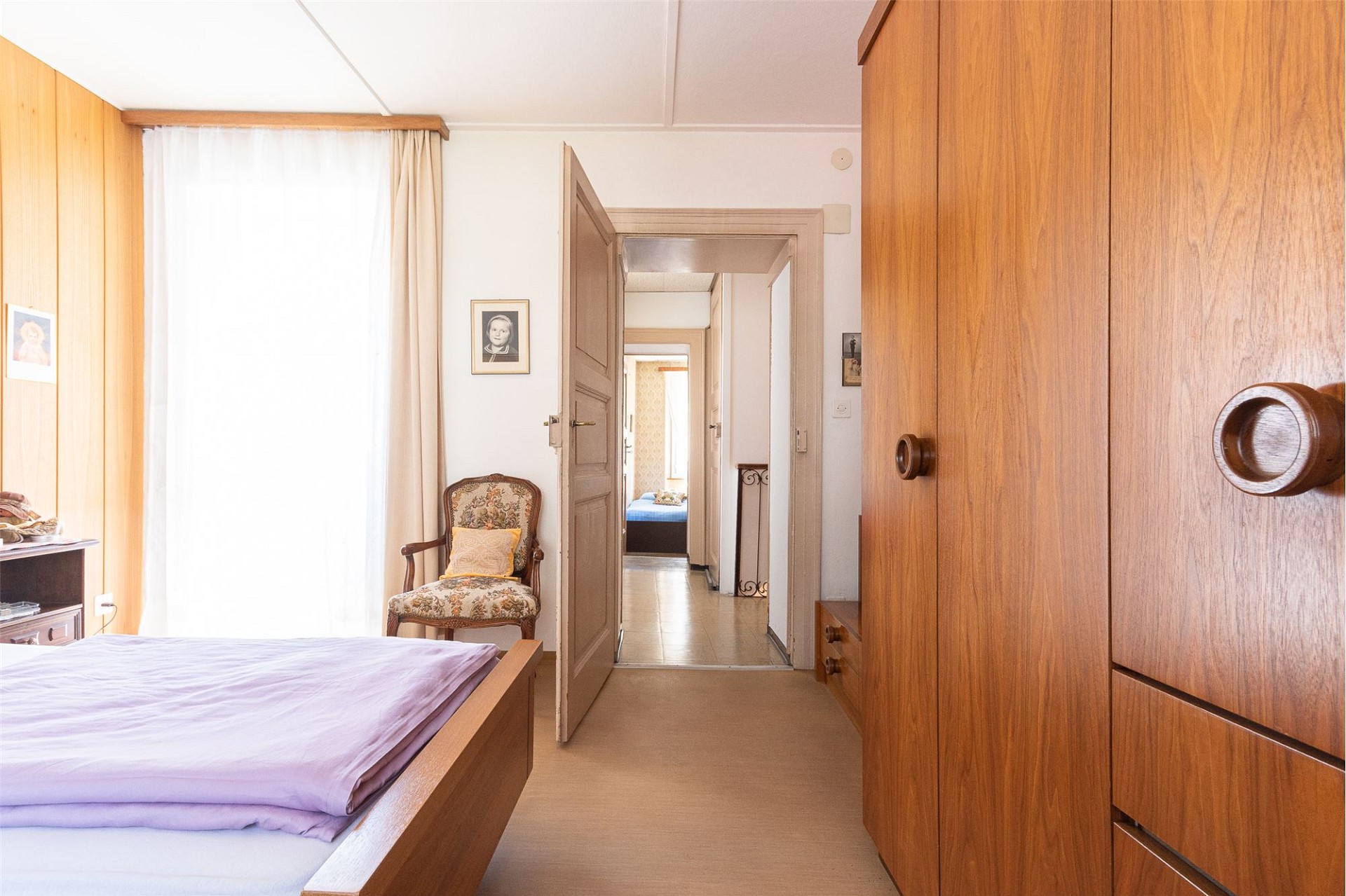 Schlafzimmer mit Blick in den Flur