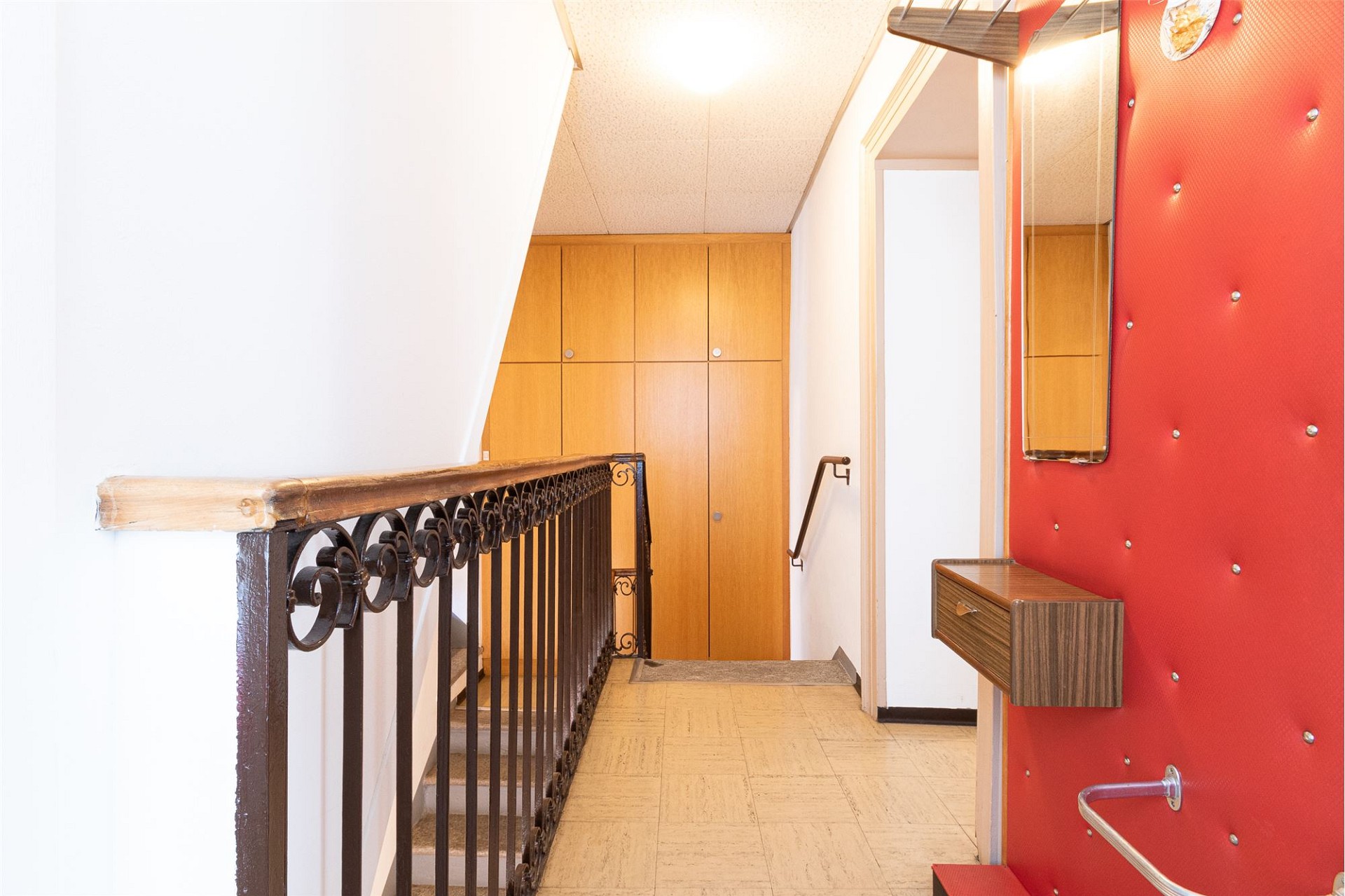 Treppenhaus mit roten Paneelen