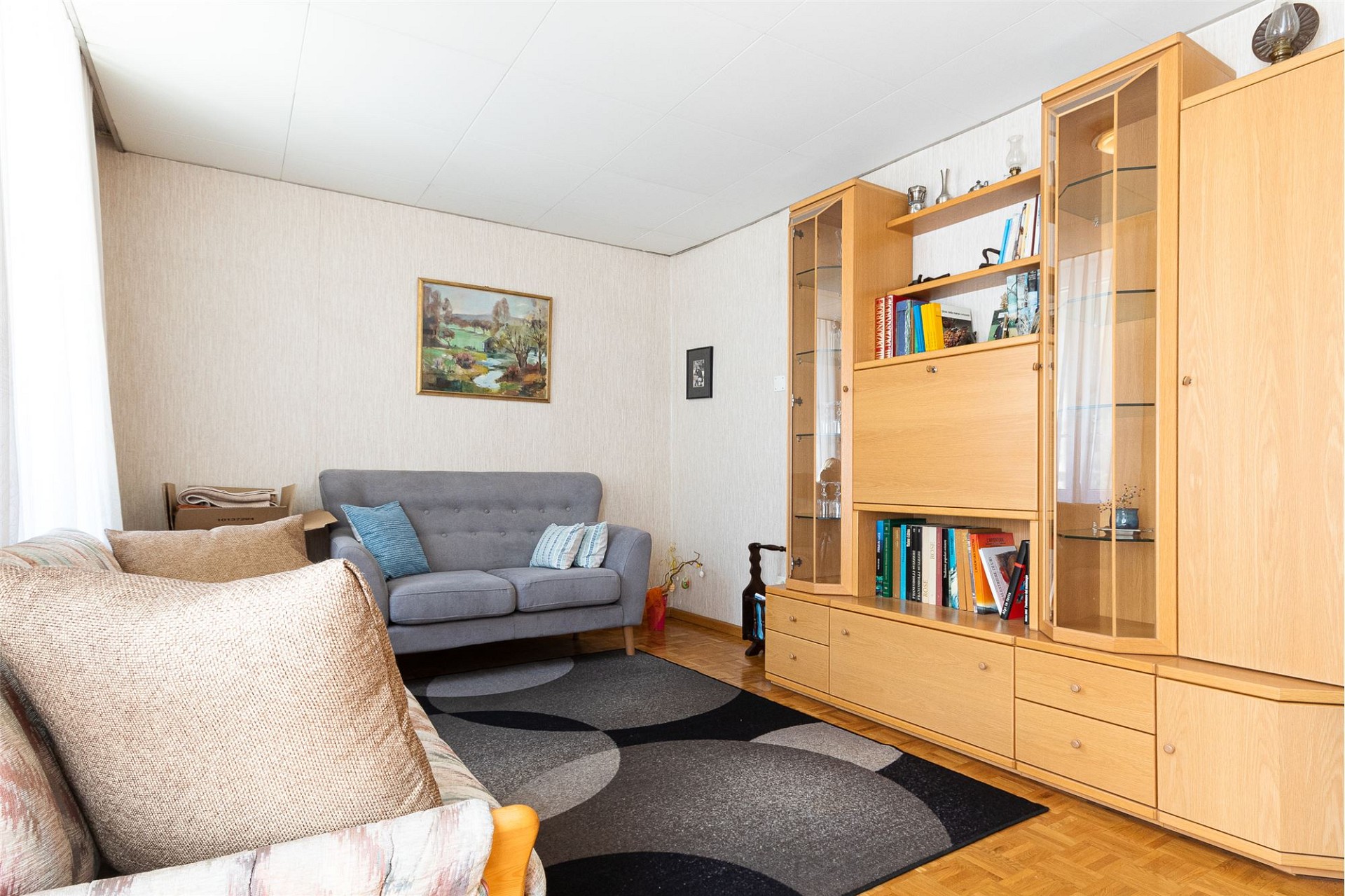 Wohnzimmer mit Holzschränken und Sofa