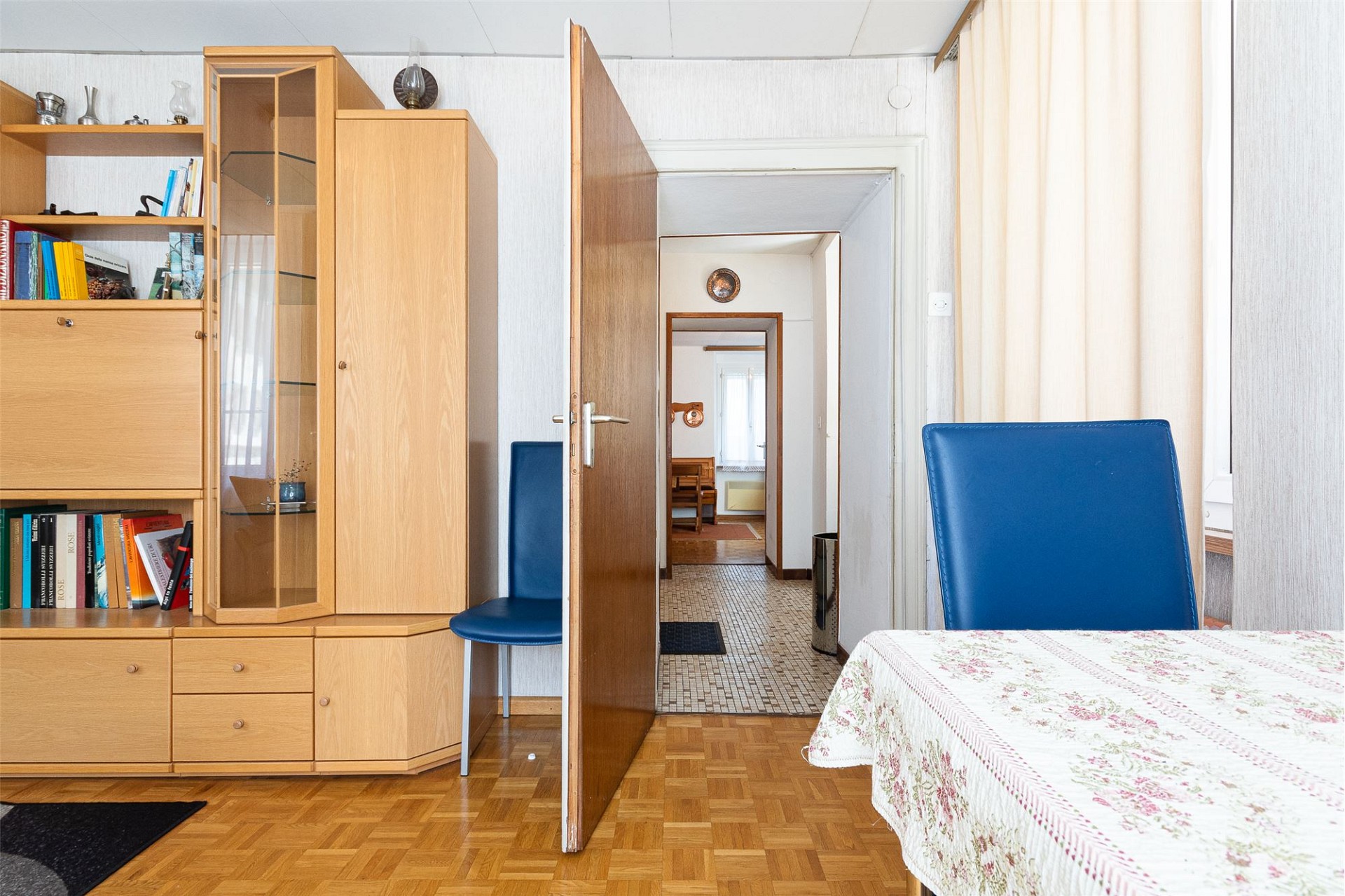 Gemütliches Schlafzimmer mit Blick in den Flur