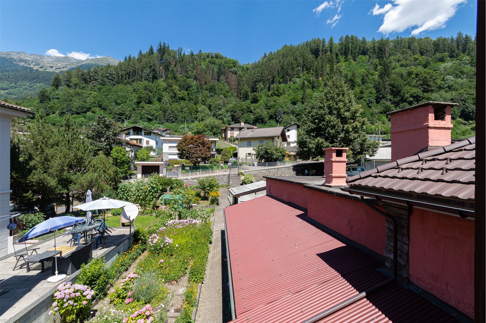 Bergblick über Wohngebiet und Garten