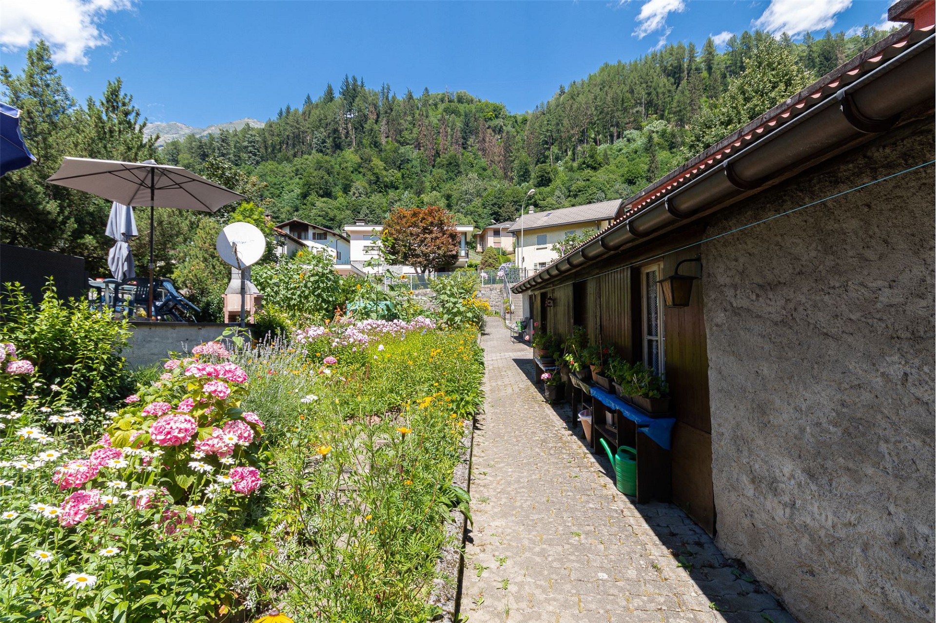 Garten mit Hauszugang und Bergblick