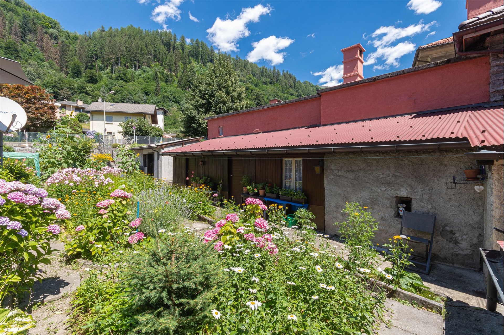 Gartenansicht eines Hauses in alpiner Umgebung