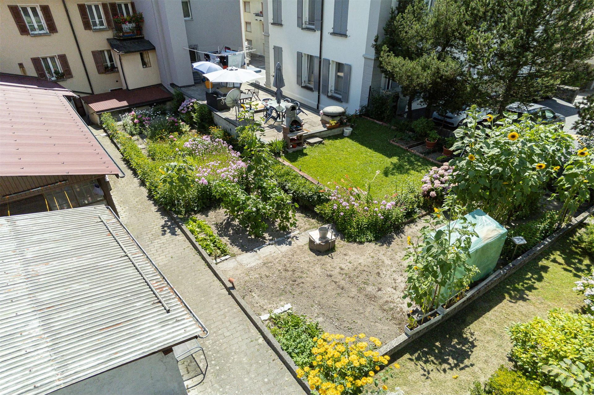 Innenhof mit Garten und Terrasse