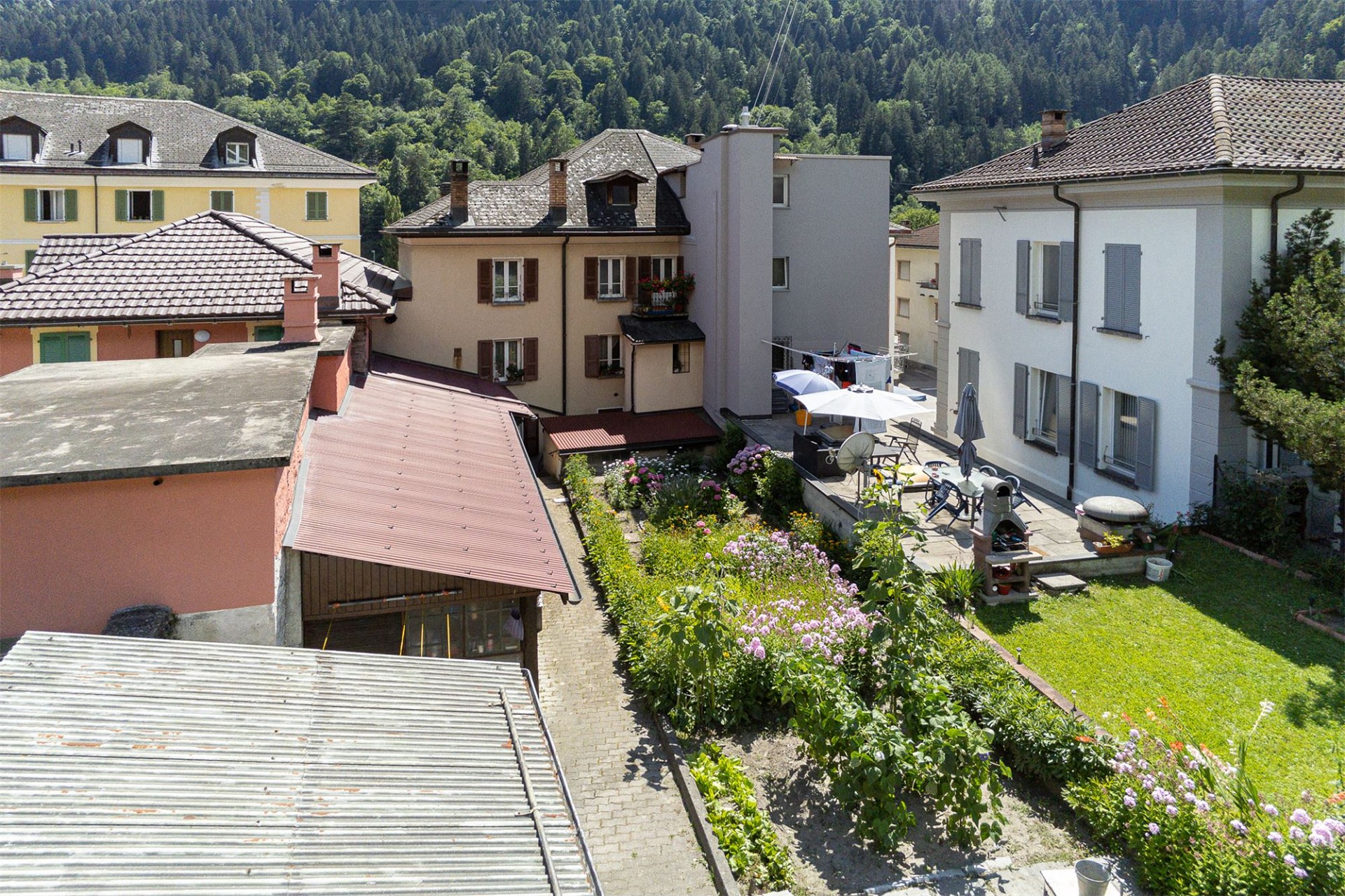 Blick auf Innenhof und Wohngebäude mit Garten