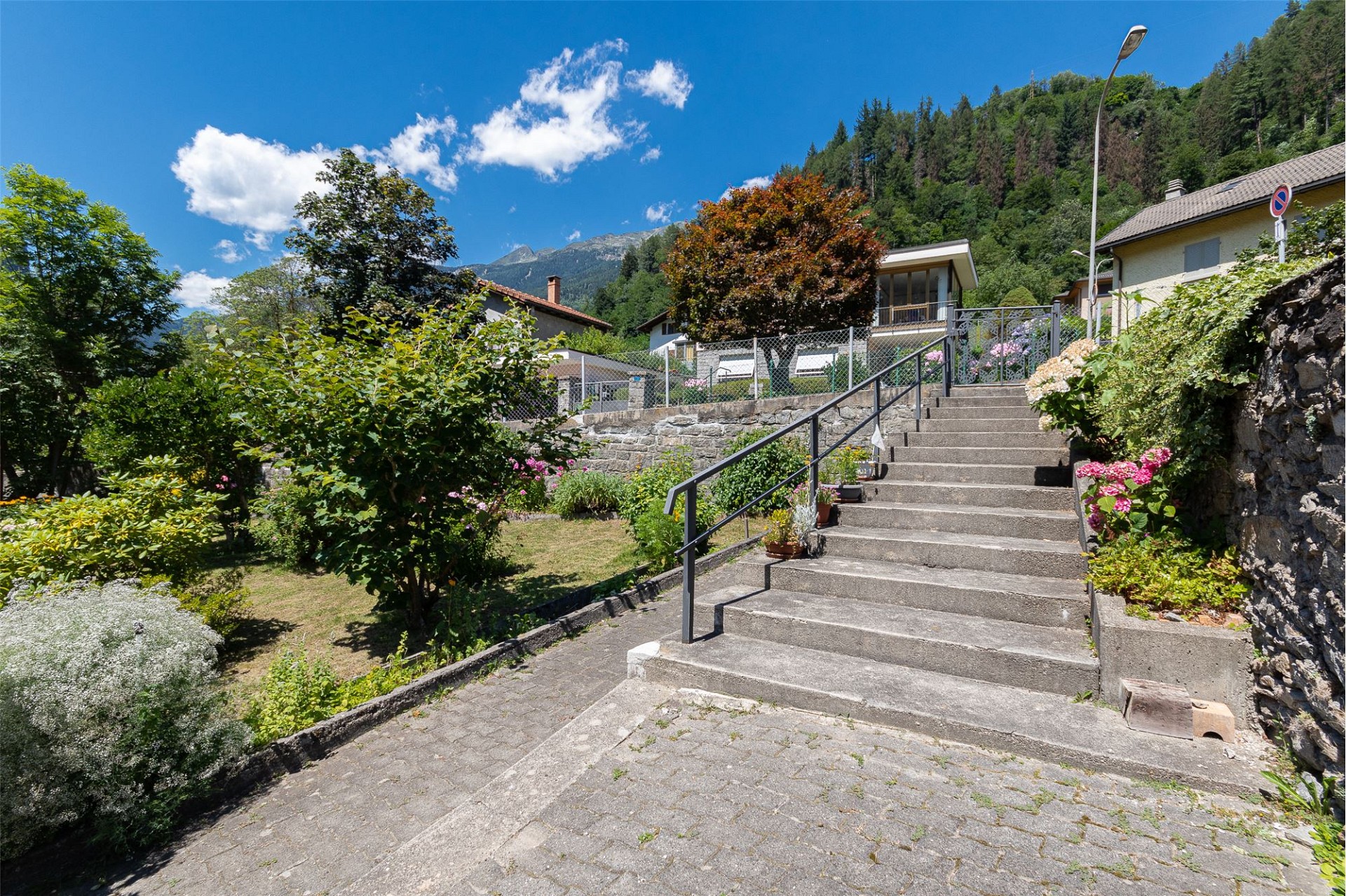 Gartenanlage mit Treppe und Bergblick
