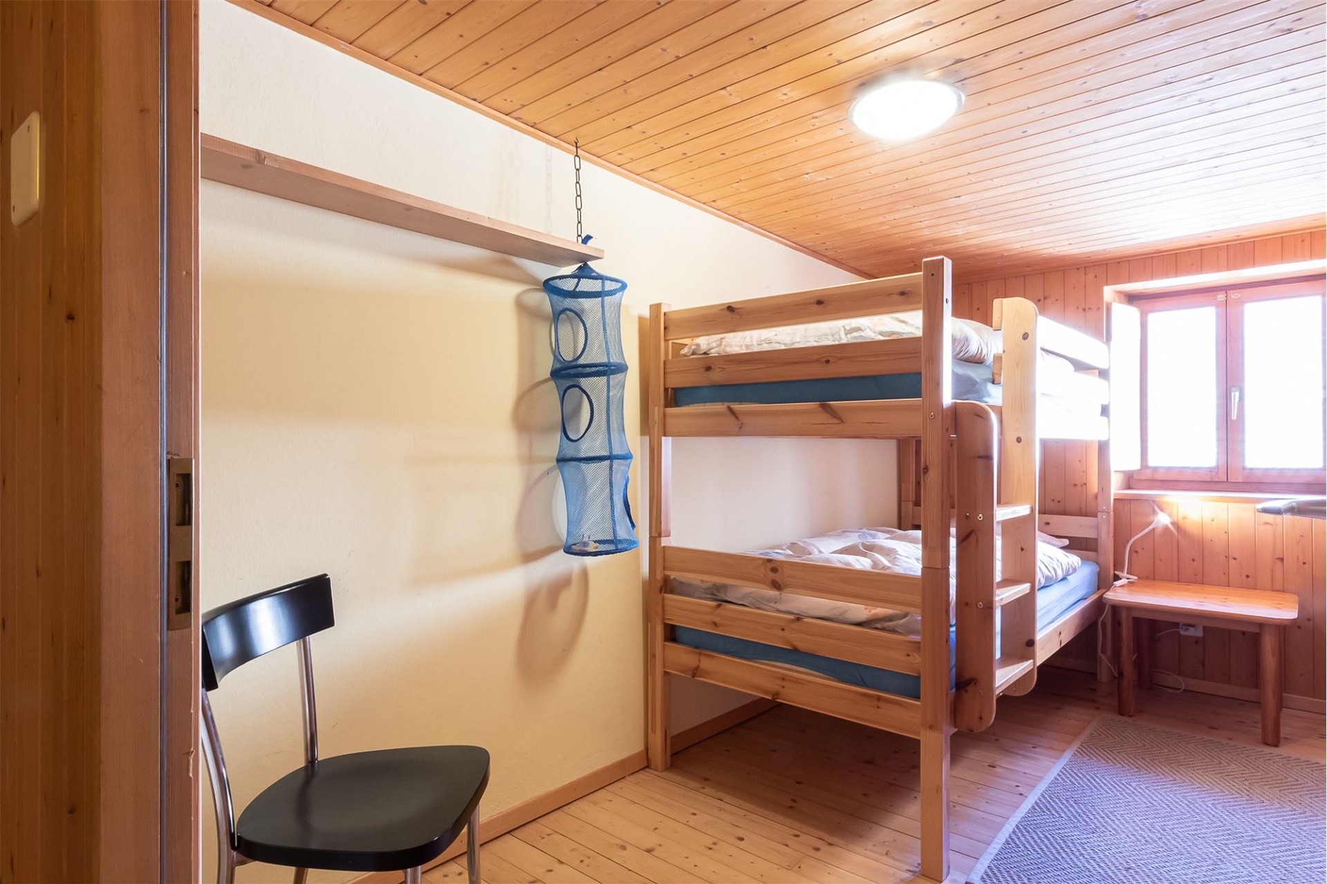 Holzvertäfeltes Schlafzimmer mit Etagenbett