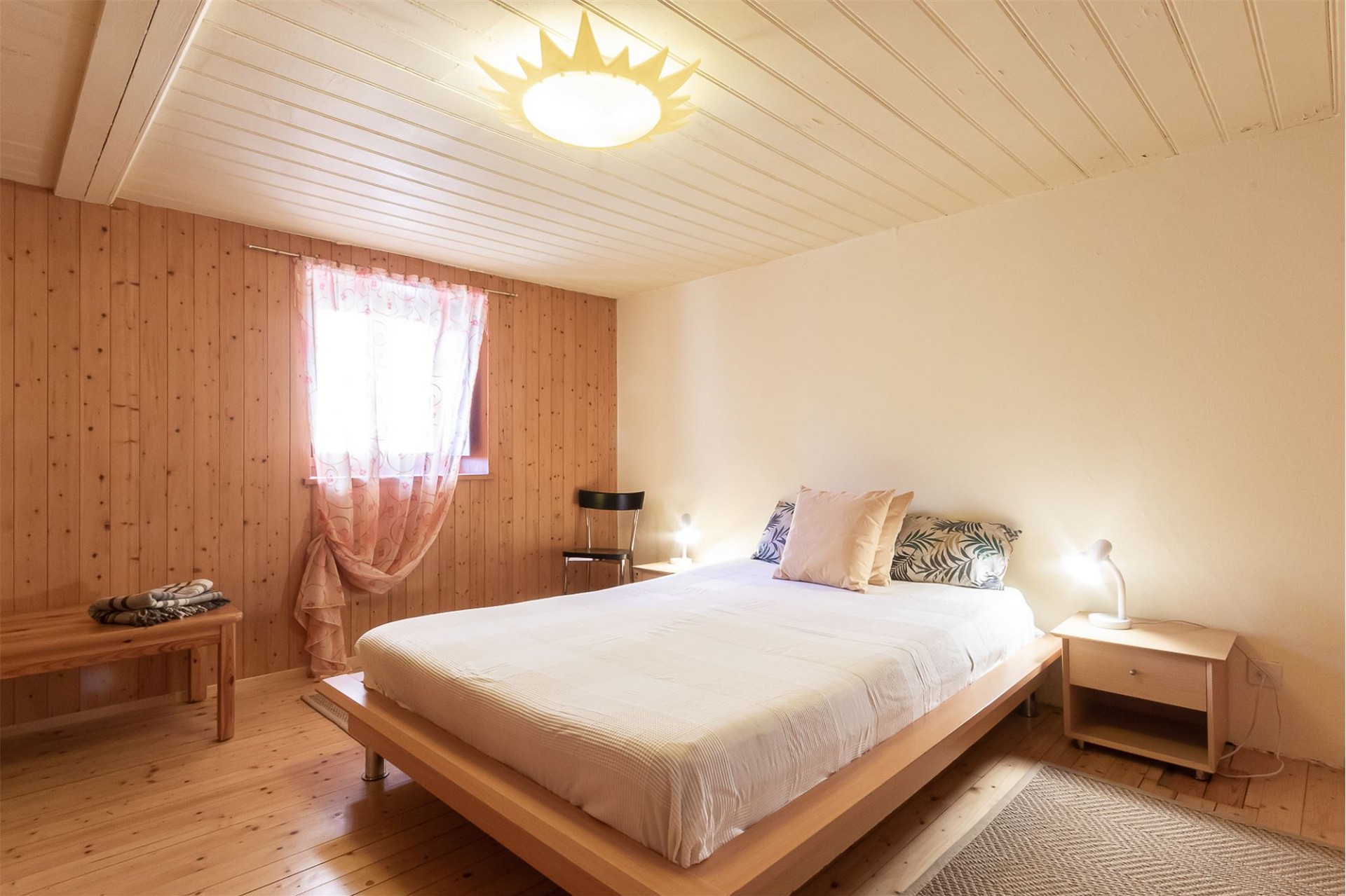Gemütliches Schlafzimmer mit Holzverkleidung
