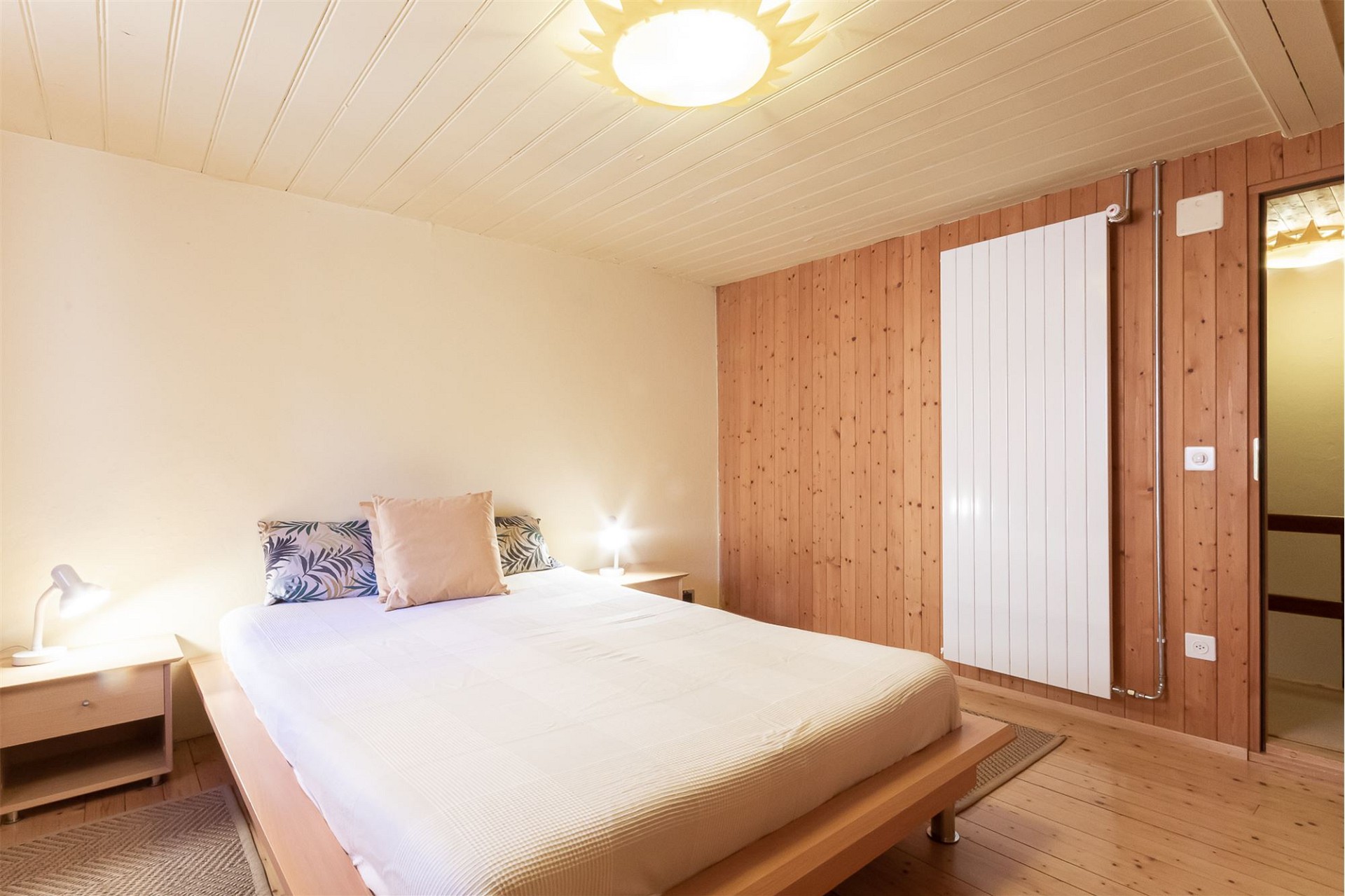 Gemütliches Schlafzimmer mit Holzverkleidung