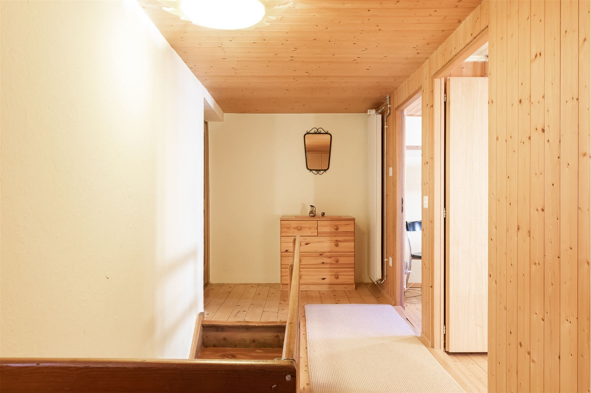 Holzvertäufter Flur mit Treppe