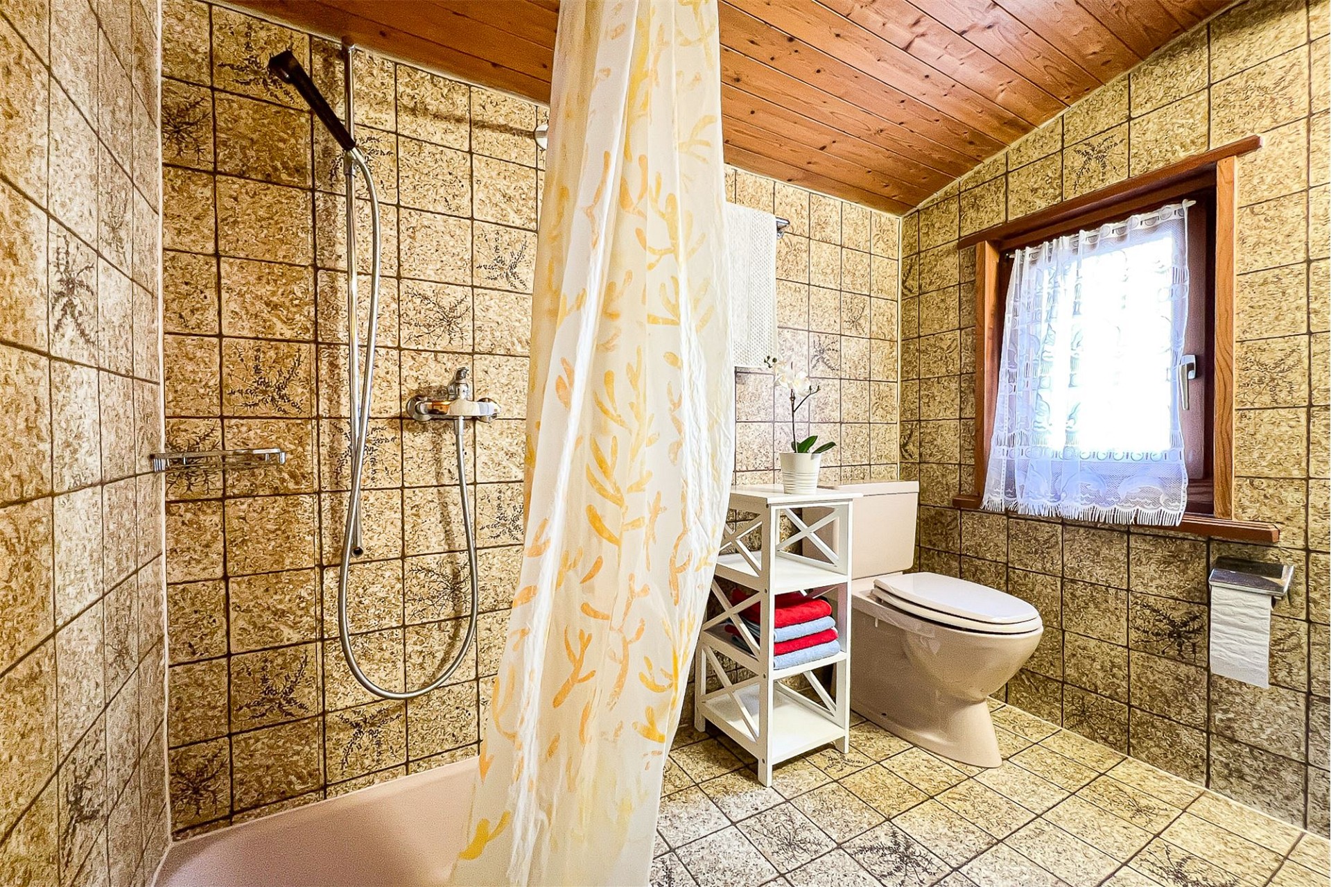 Rustikales Badezimmer mit Holzelementen