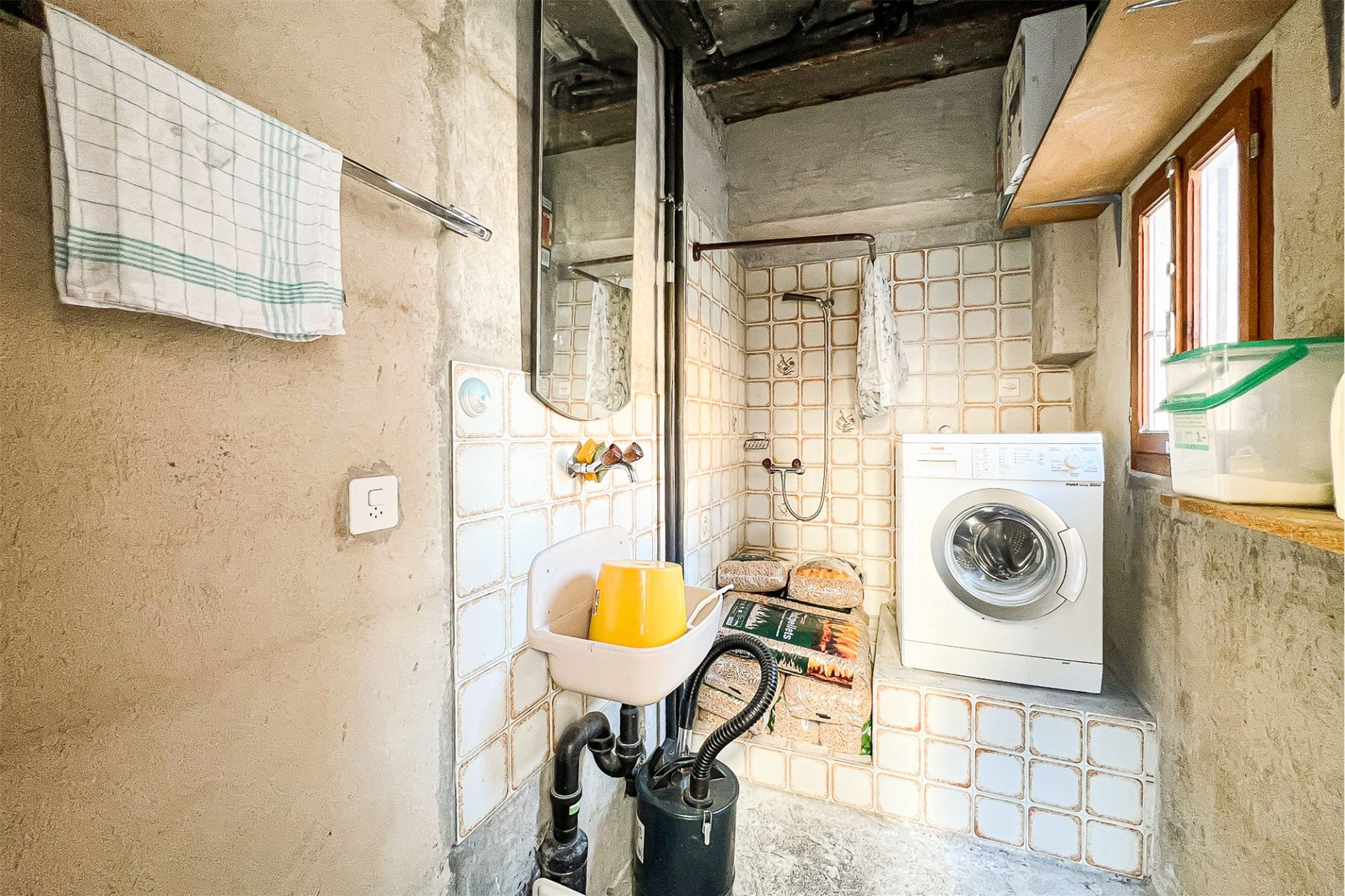 Waschküche mit Dusche
