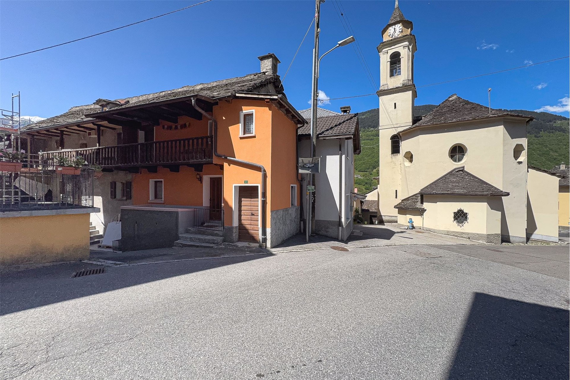 Dorfansicht mit Kirche und Wohnhaus