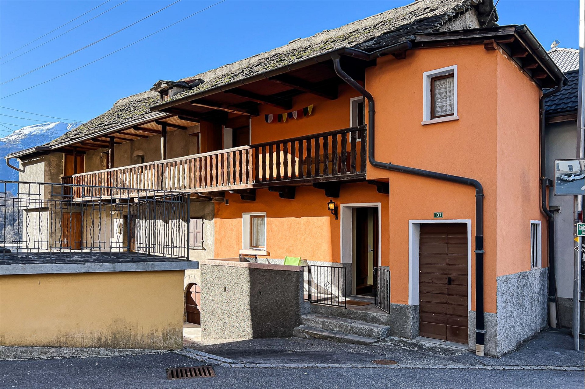 Alpines Wohnhaus mit Balkon und Stuckdach