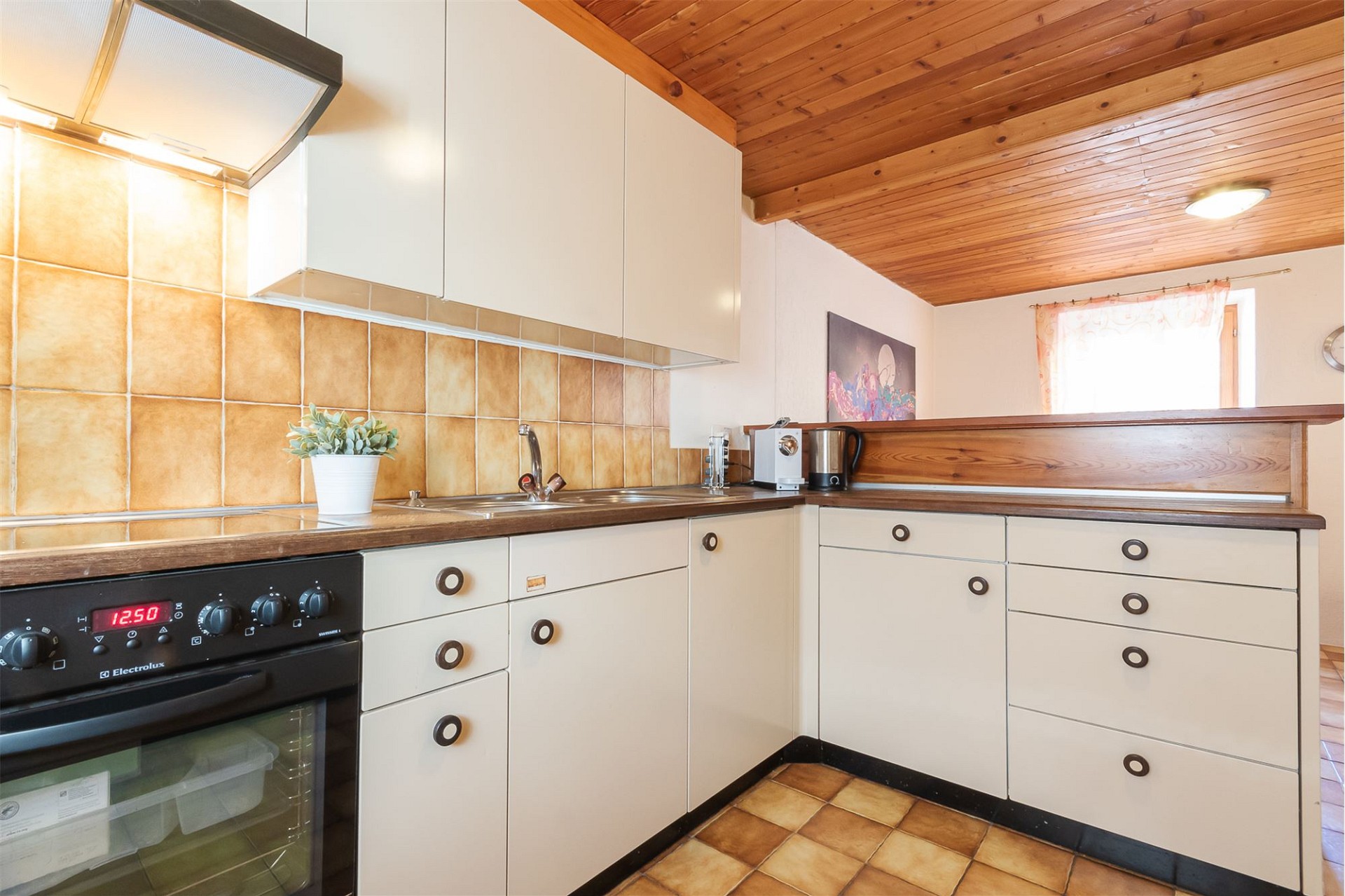 Kompakte Küche mit warmen Holzdetails