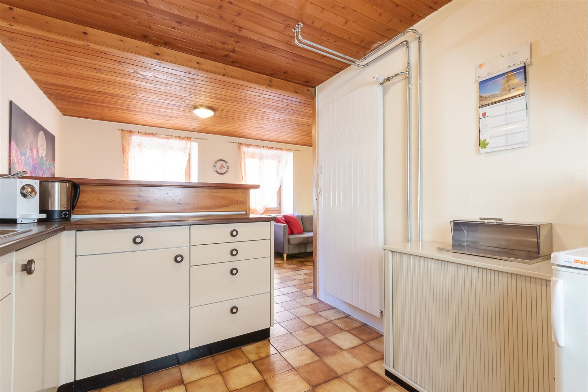 Kleine Küche mit Holzdecke
