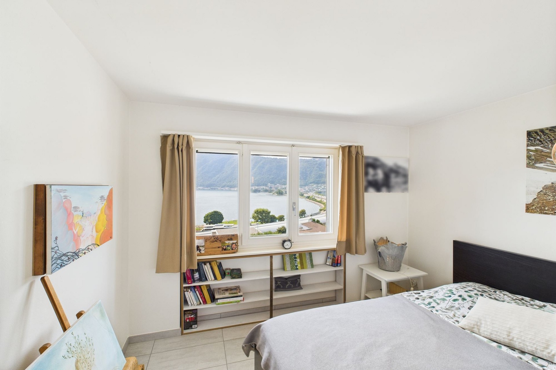 Helles Schlafzimmer mit Seeblick