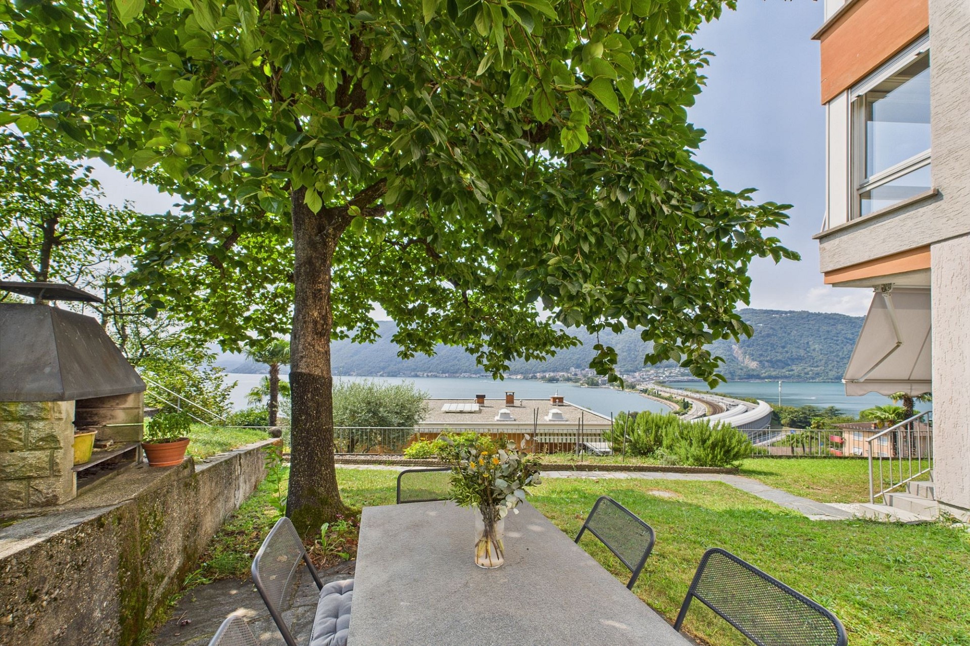 Garten mit Seeblick und Außen-Grill
