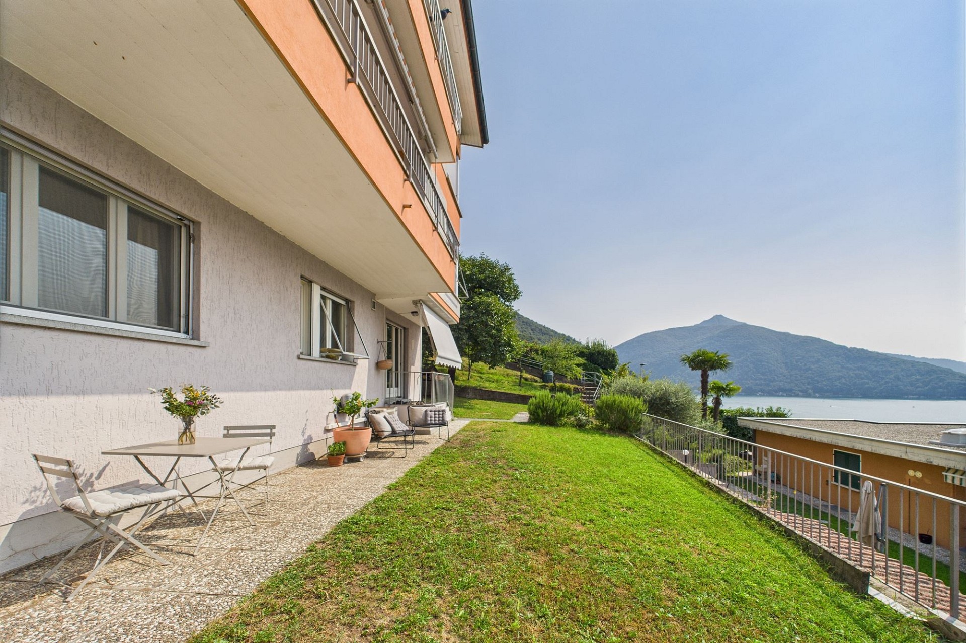 Balkon- und Gartenbereich mit Seeblick