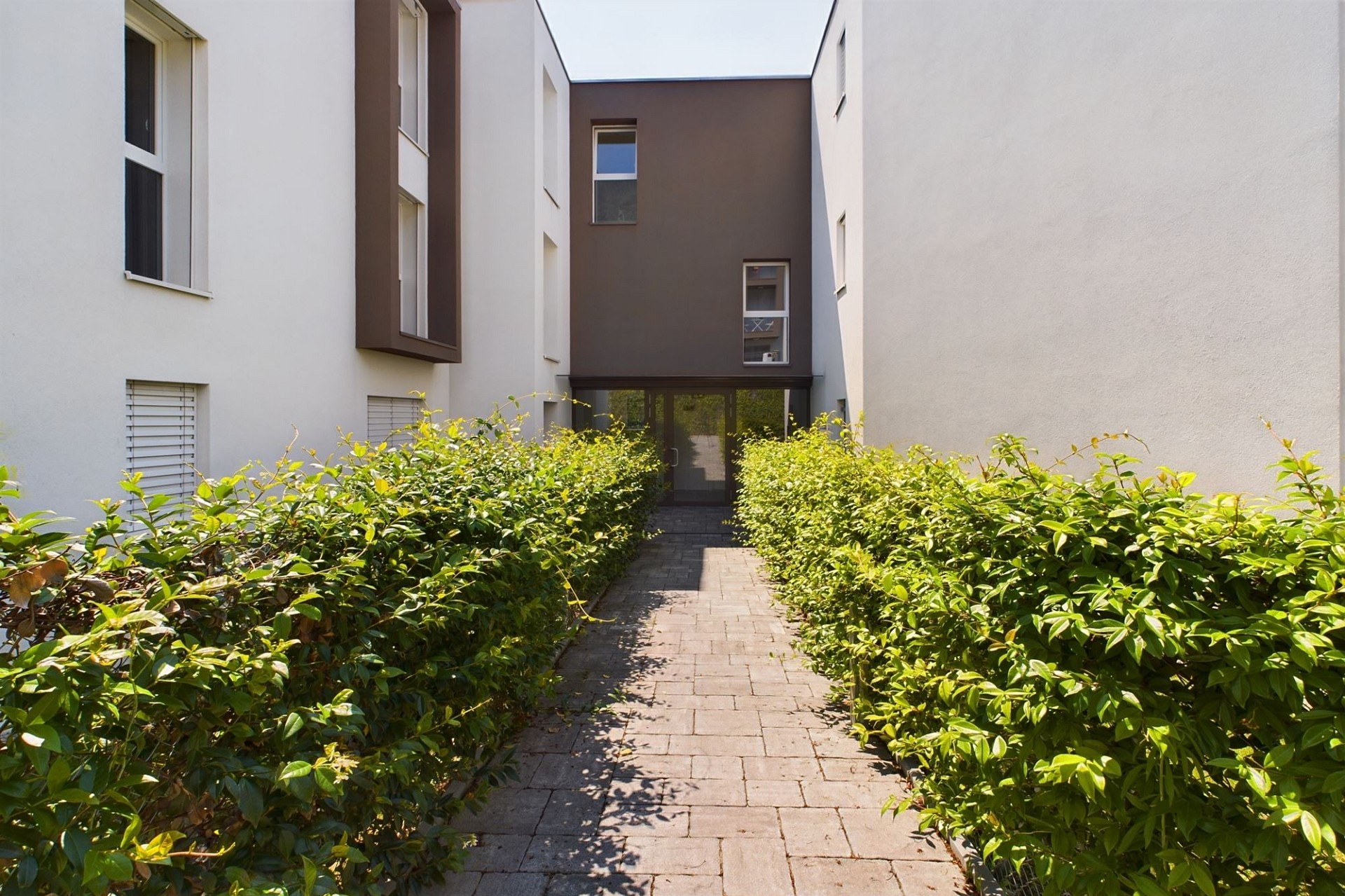 Moderner Innenhof mit Zuwegung