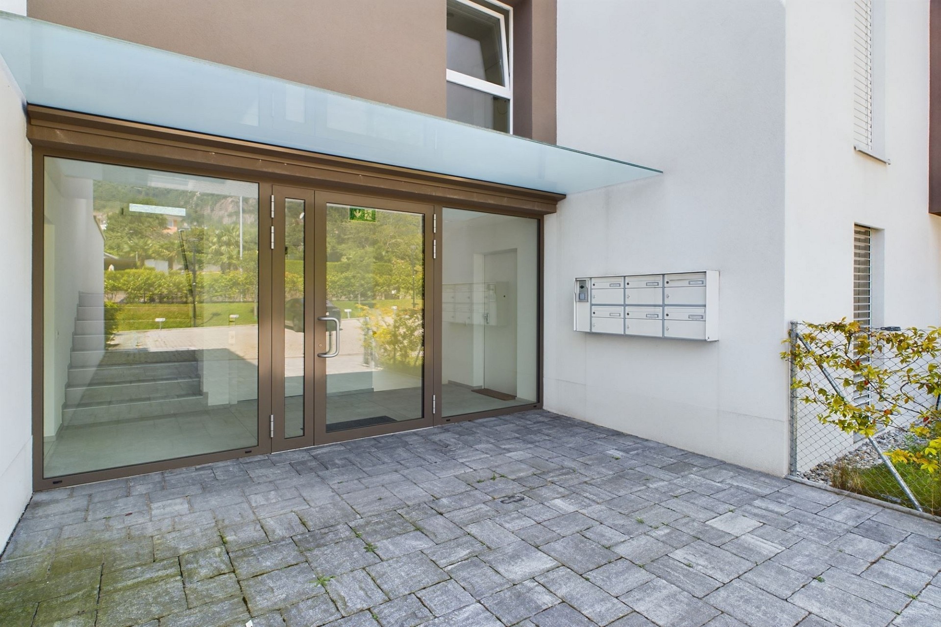 Außenbereich vor moderner Hauseingangszone