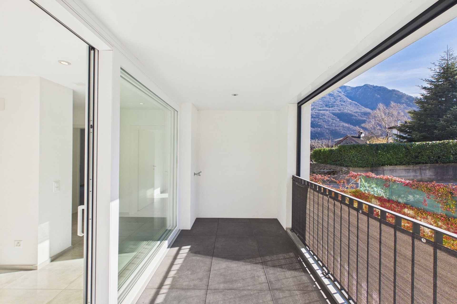 Überdachter Balkon mit Bergblick