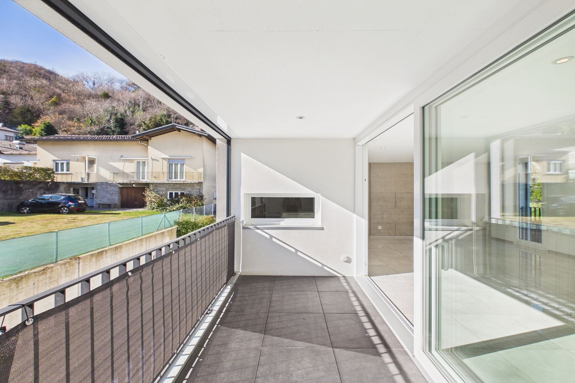 Überdachter Balkon mit Bergblick